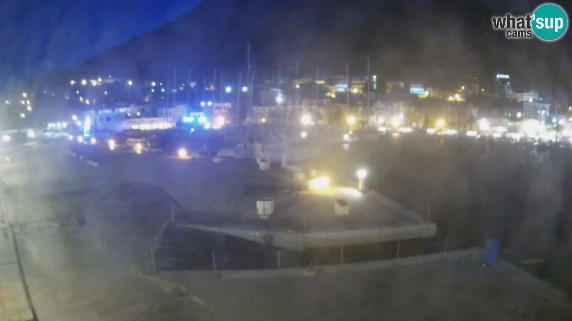 Webcam Basca Voda –  Vista desde el puerto deportivo de la ciudad y la montaña Biokovo