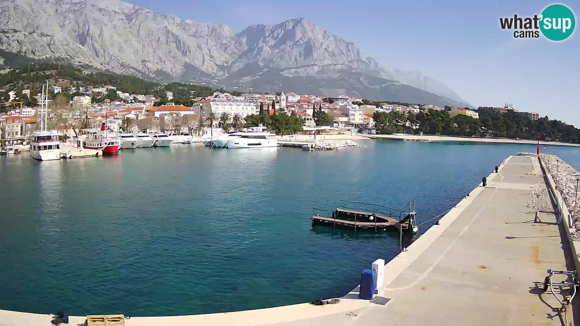 Vue du port de plaisance de la ville et la montagne Biokovo