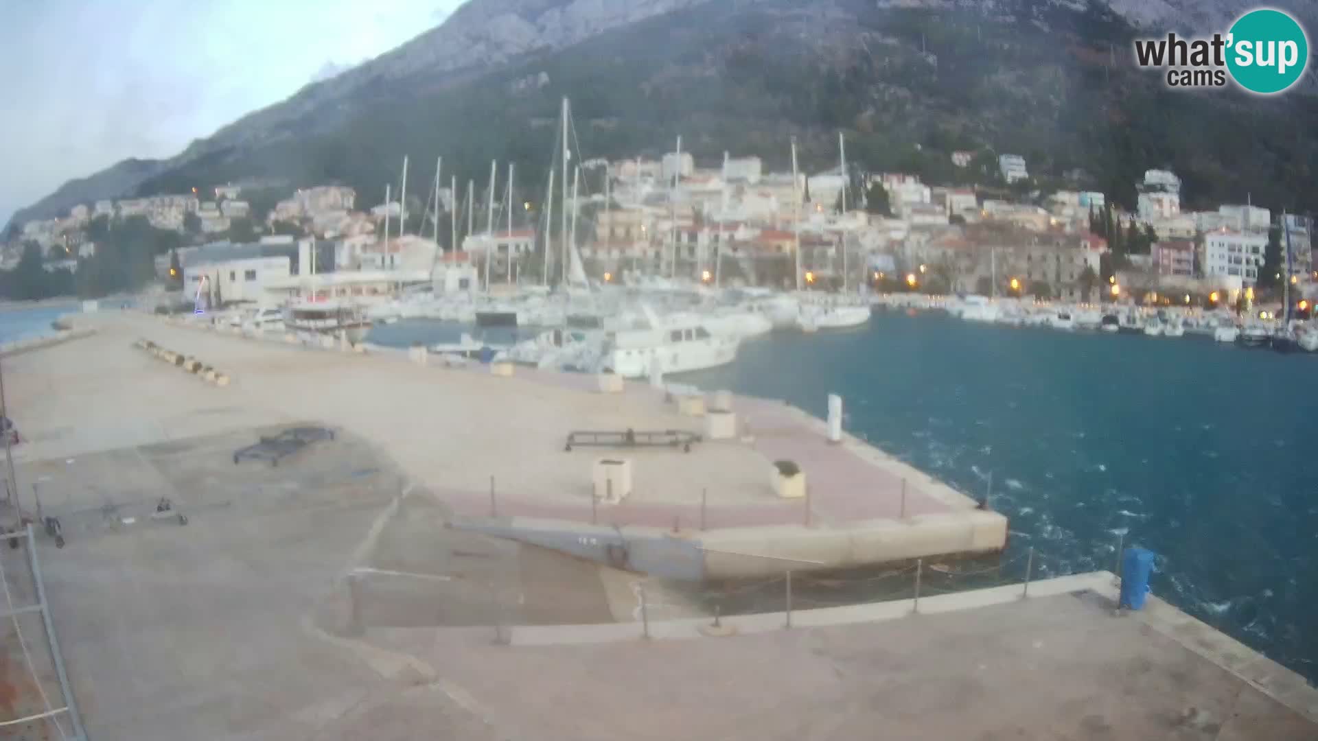 Webcam Basca Voda –  Vista desde el puerto deportivo de la ciudad y la montaña Biokovo