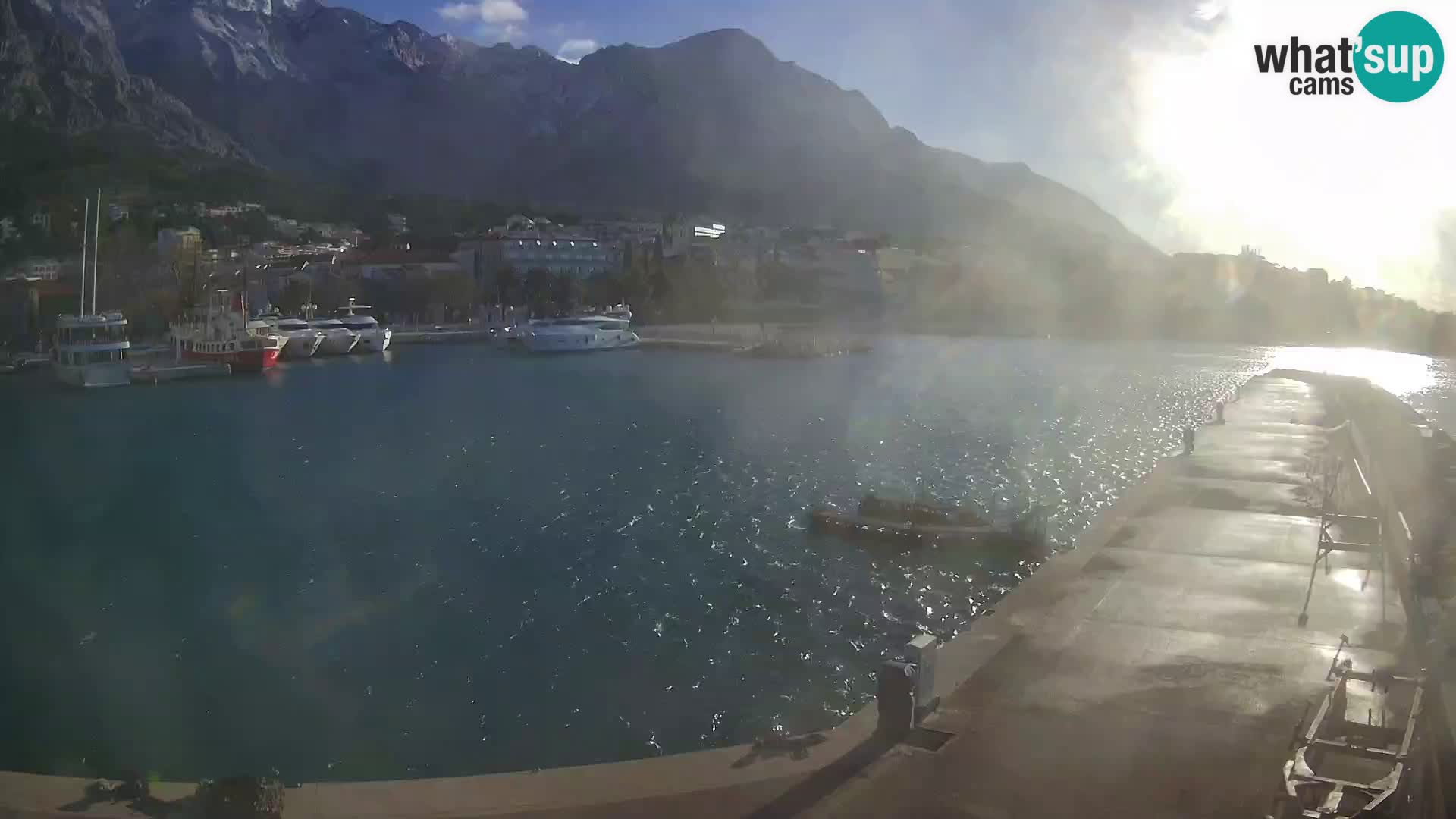 Vue du port de plaisance de la ville et la montagne Biokovo