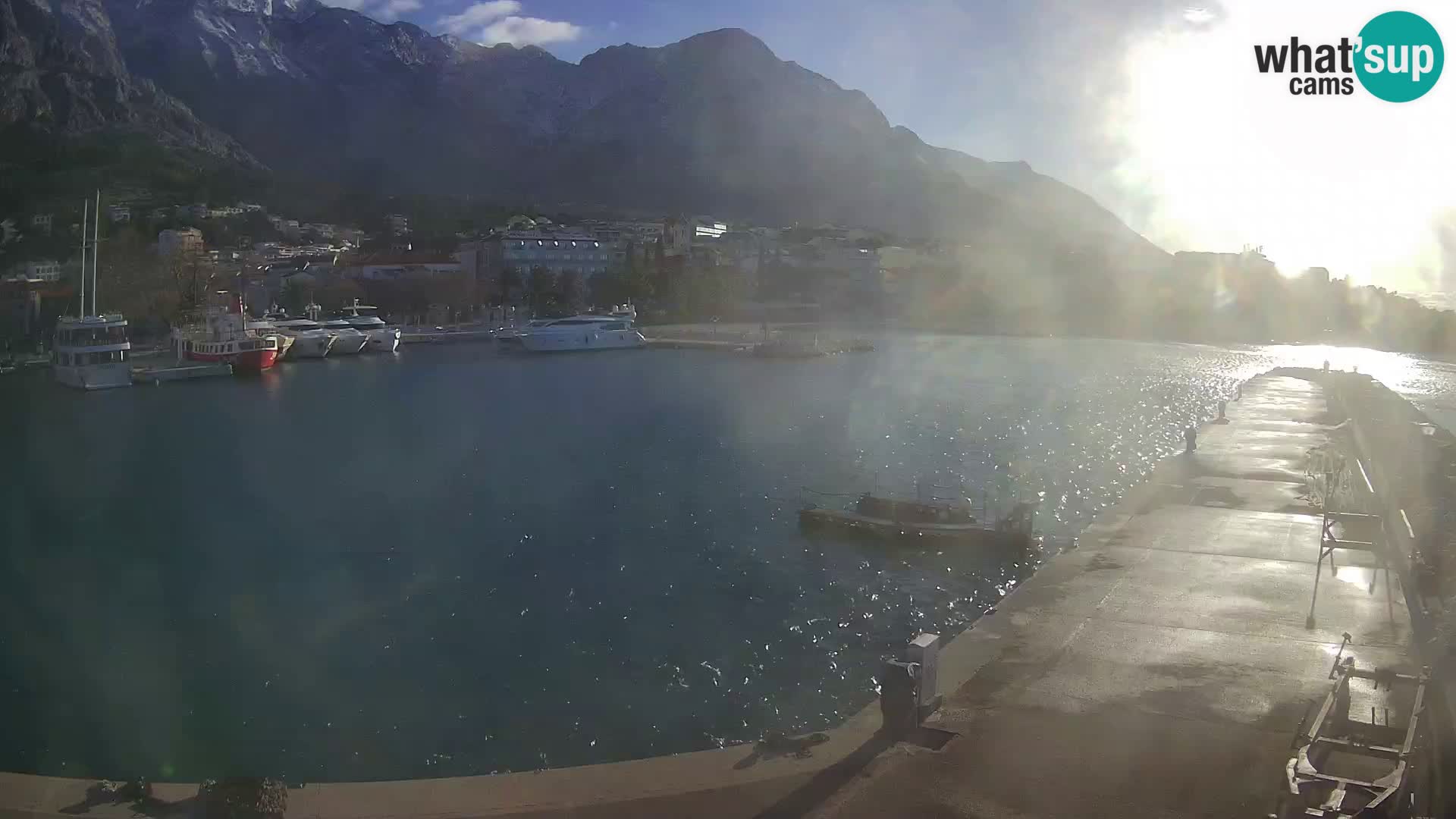 Vue du port de plaisance de la ville et la montagne Biokovo