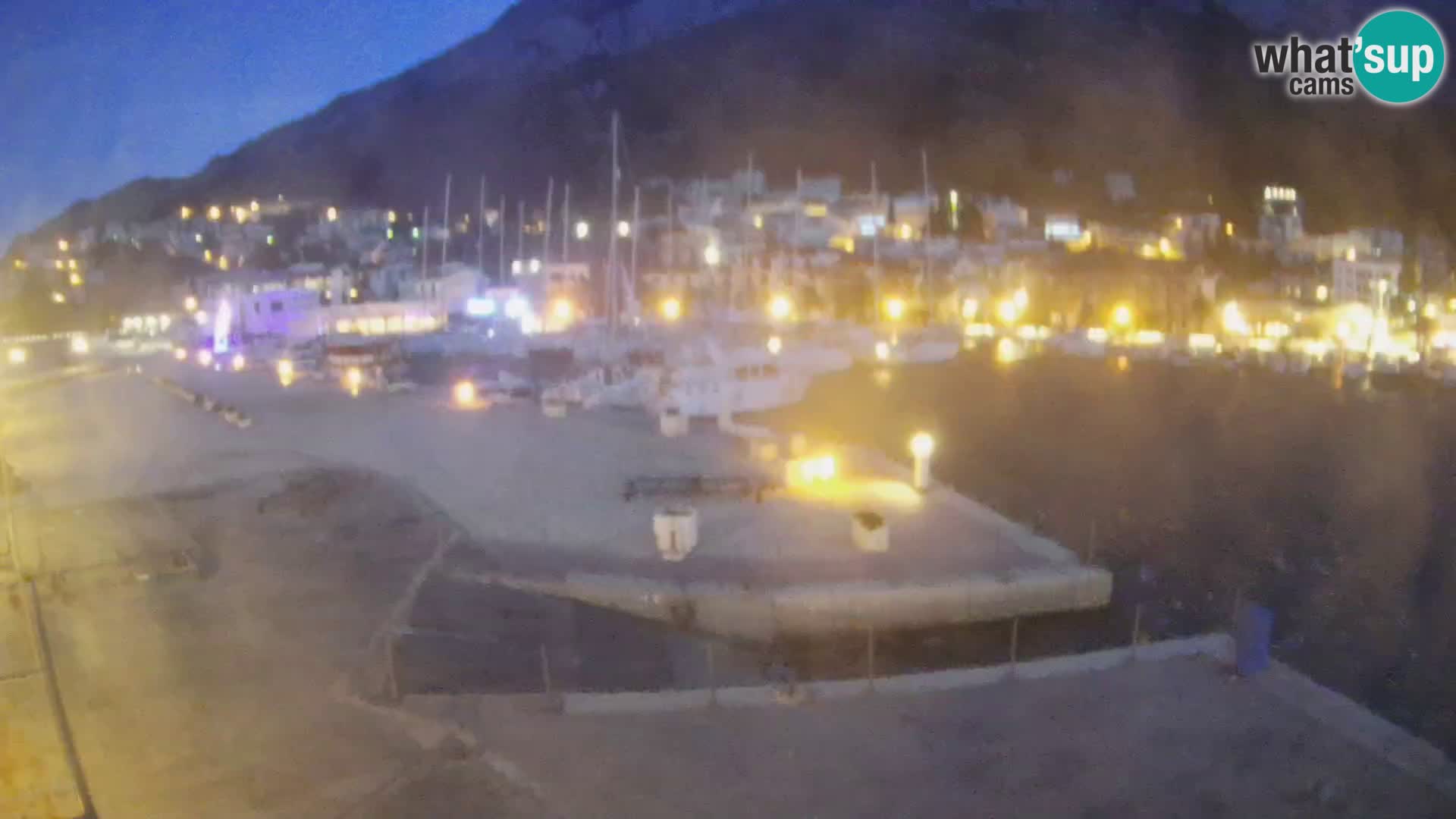 Webcam Basca Voda –  Vista desde el puerto deportivo de la ciudad y la montaña Biokovo