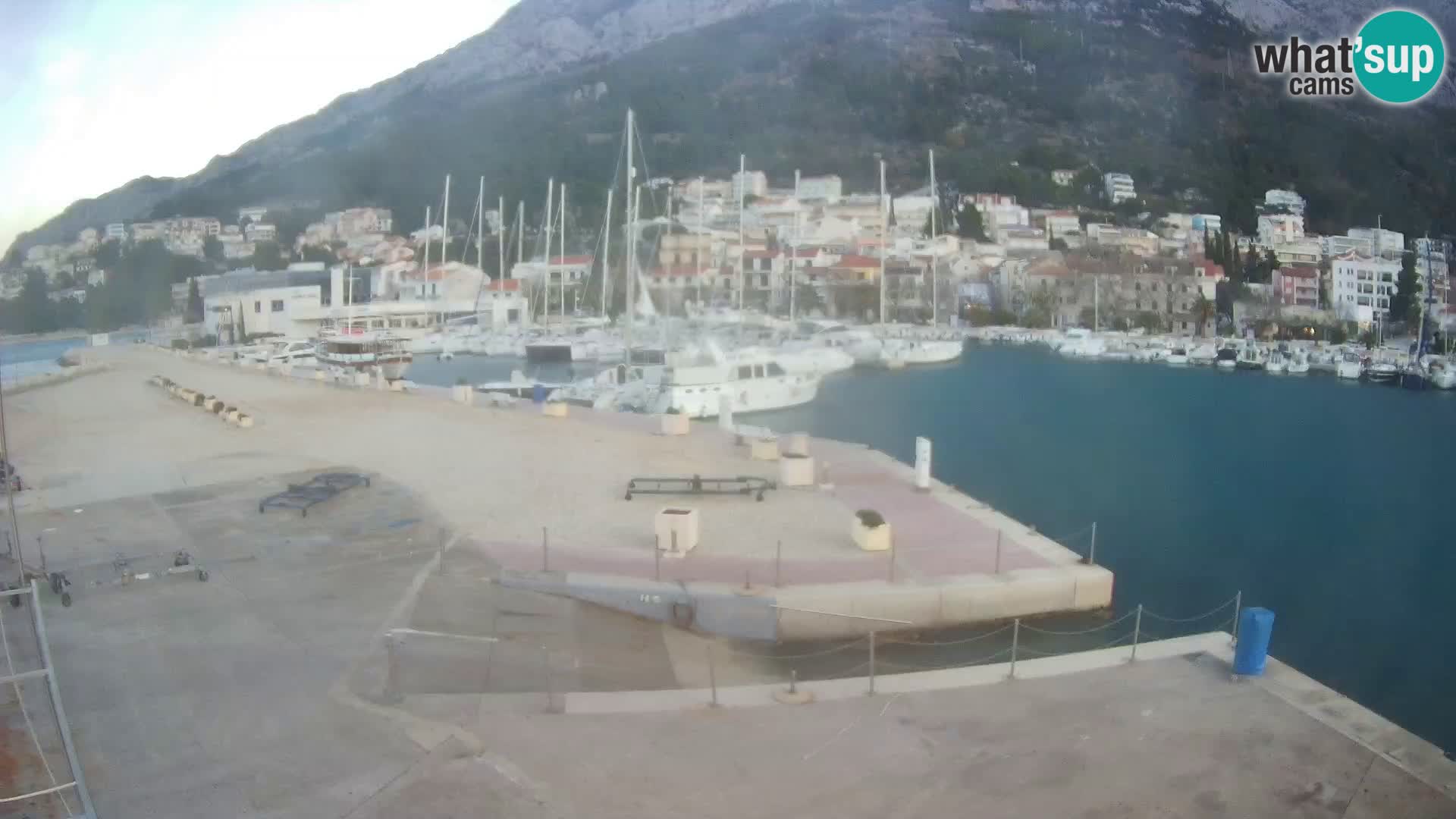 Vue du port de plaisance de la ville et la montagne Biokovo