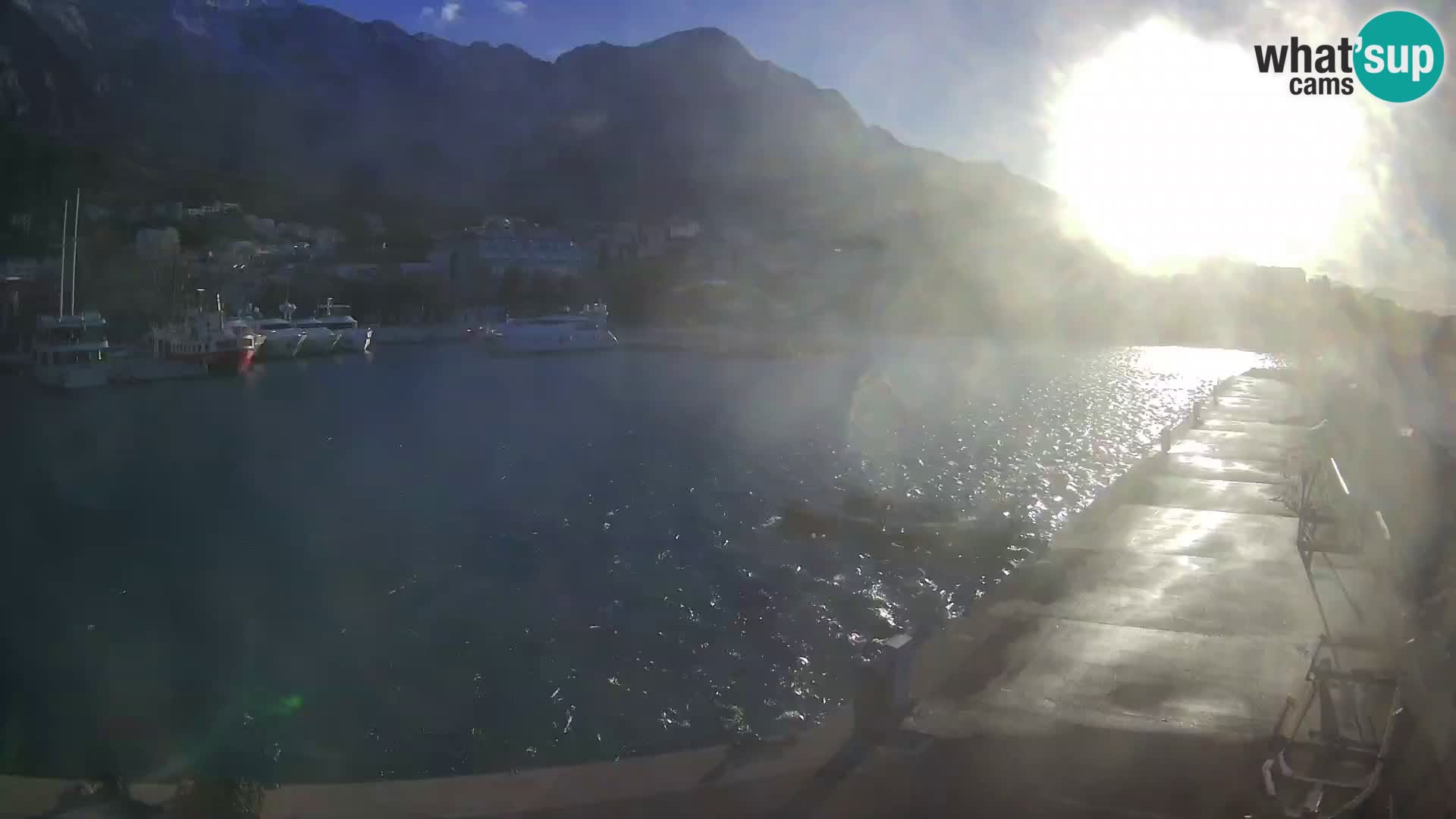 Vue du port de plaisance de la ville et la montagne Biokovo