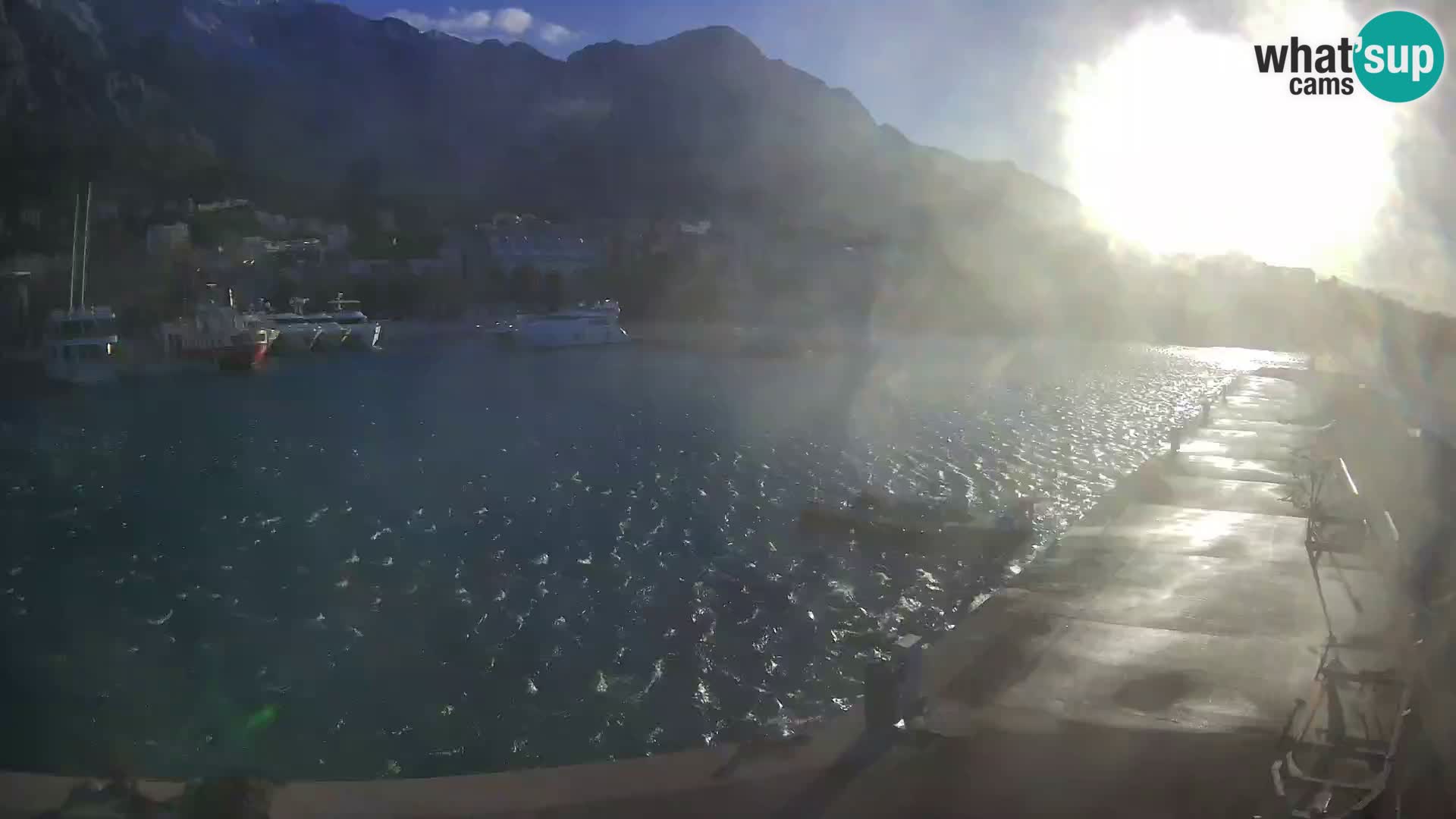 Vue du port de plaisance de la ville et la montagne Biokovo