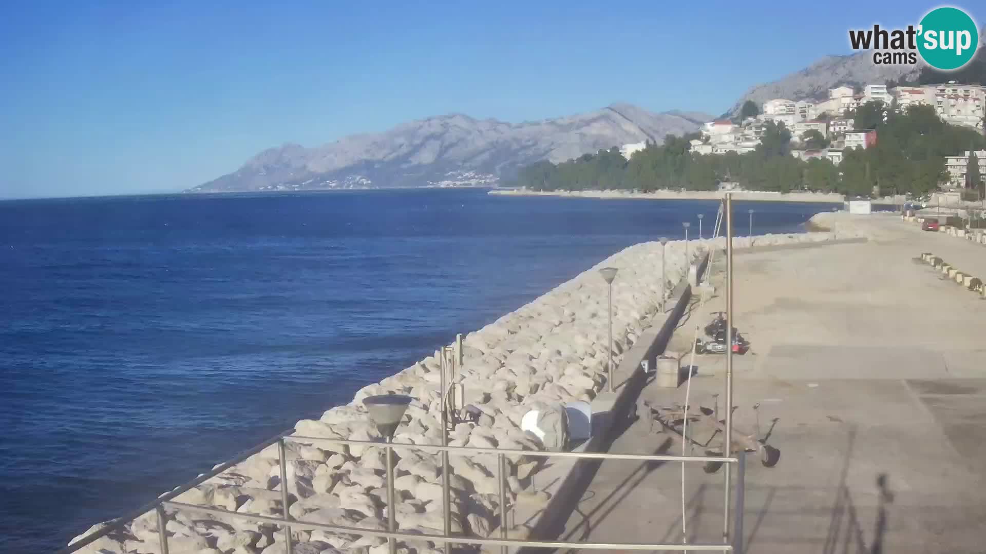 Webcam Basca Voda –  Vista desde el puerto deportivo de la ciudad y la montaña Biokovo