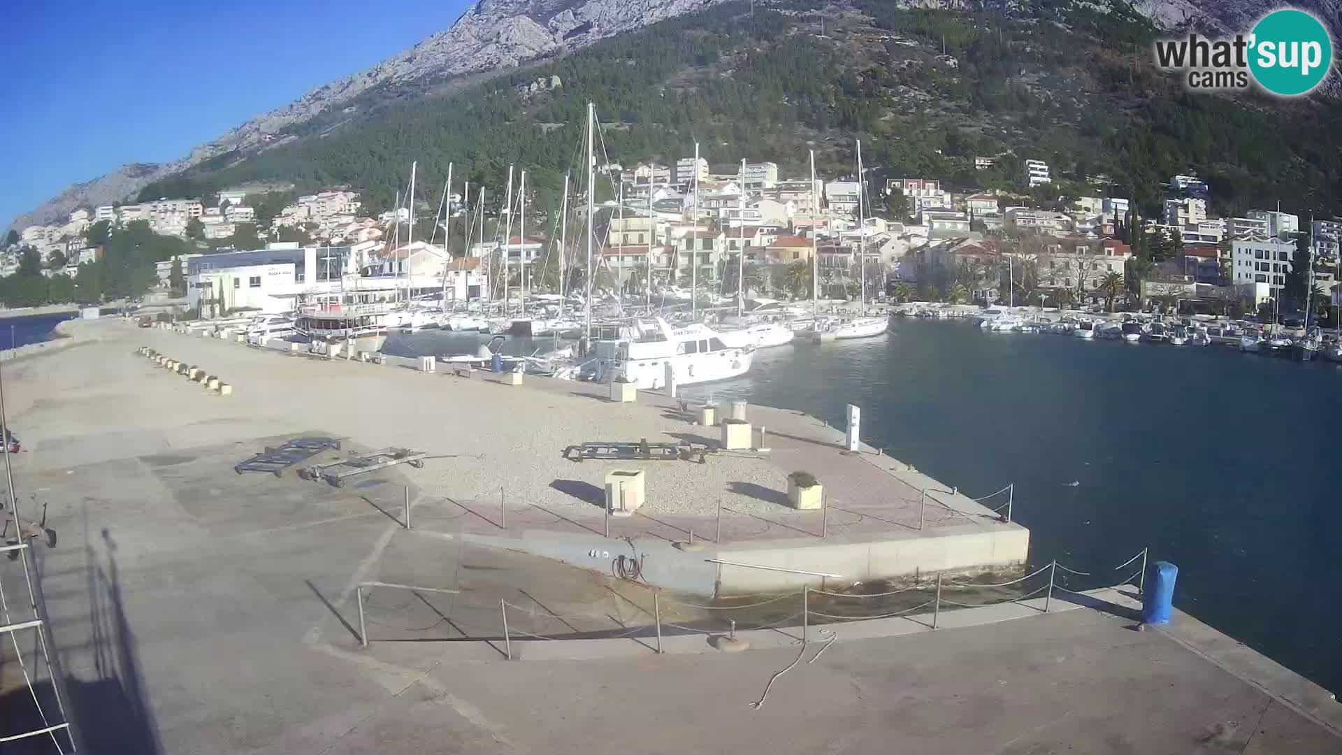 Vue du port de plaisance de la ville et la montagne Biokovo