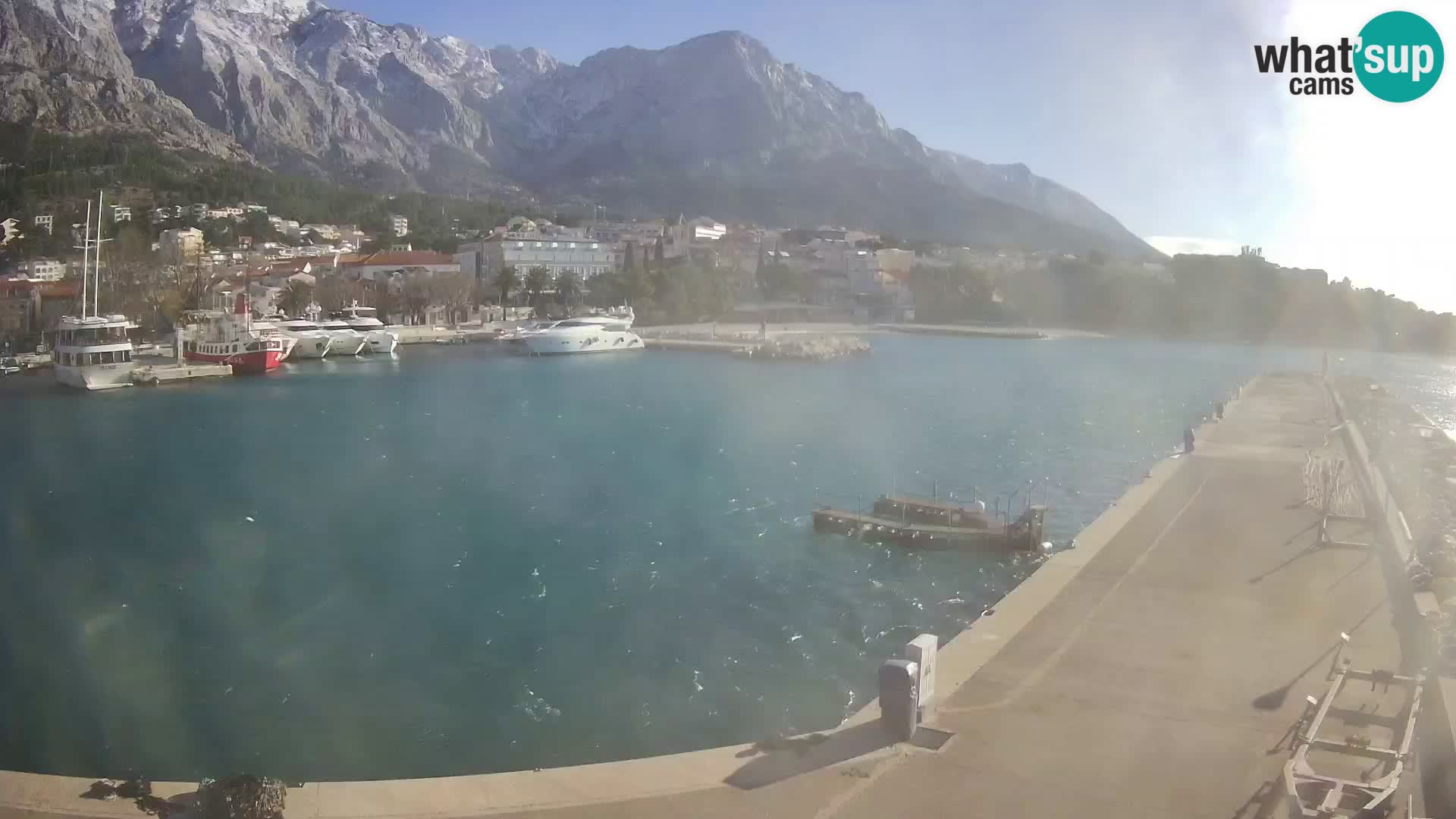 Vue du port de plaisance de la ville et la montagne Biokovo