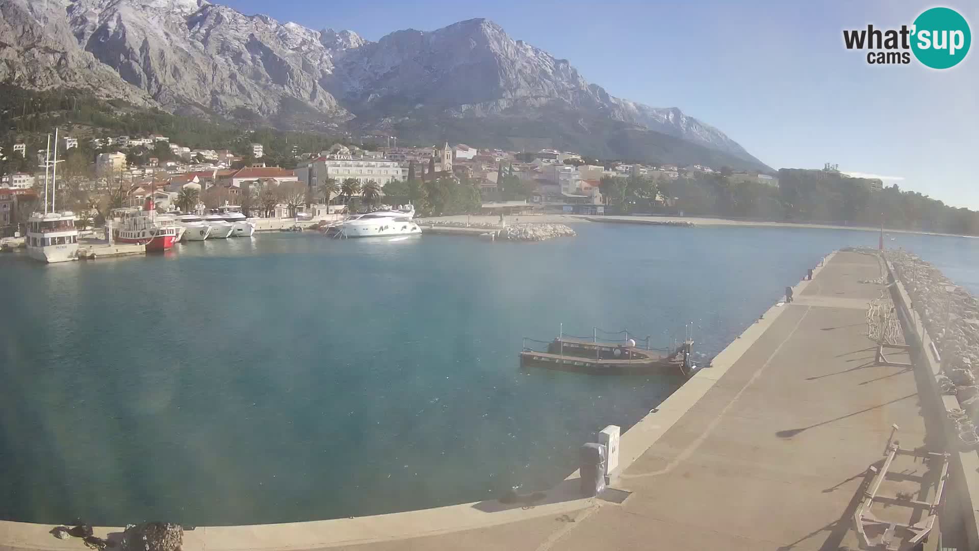 Webcam Basca Voda –  Vista desde el puerto deportivo de la ciudad y la montaña Biokovo