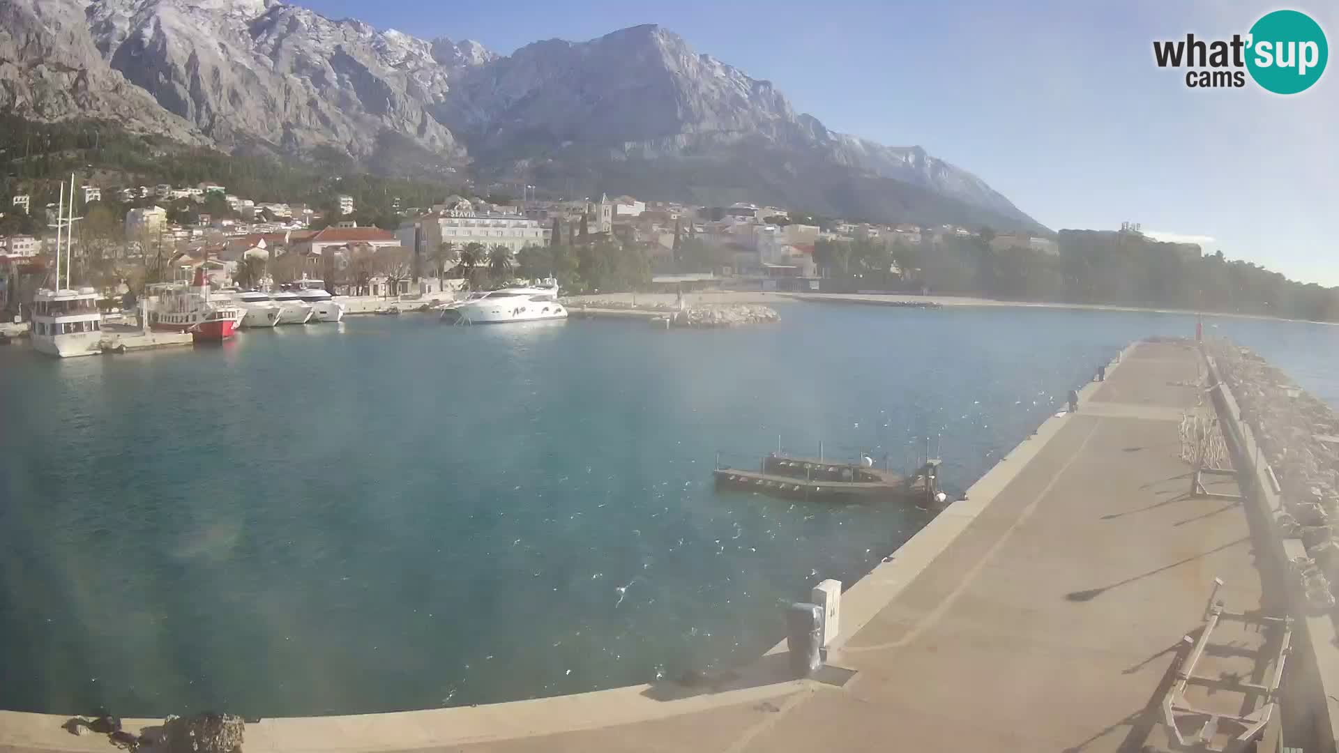 Webcam Basca Voda –  Vista desde el puerto deportivo de la ciudad y la montaña Biokovo