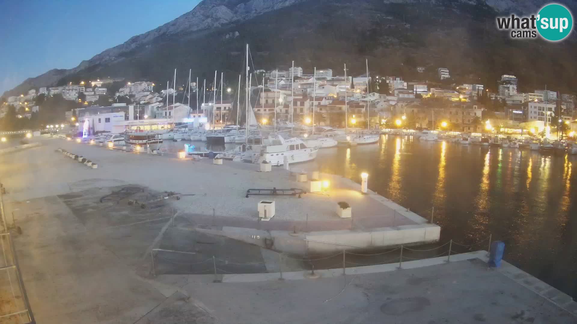 Vue du port de plaisance de la ville et la montagne Biokovo