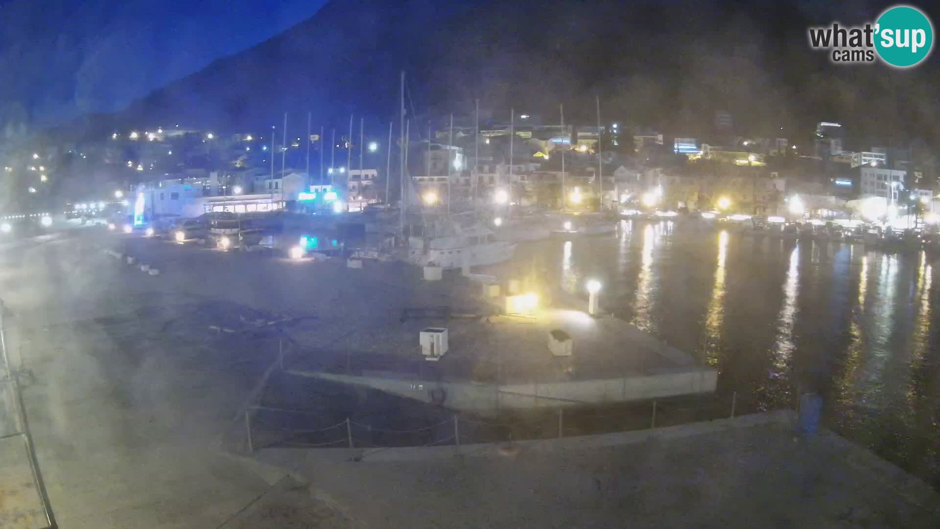 Webcam Basca Voda –  Vista desde el puerto deportivo de la ciudad y la montaña Biokovo