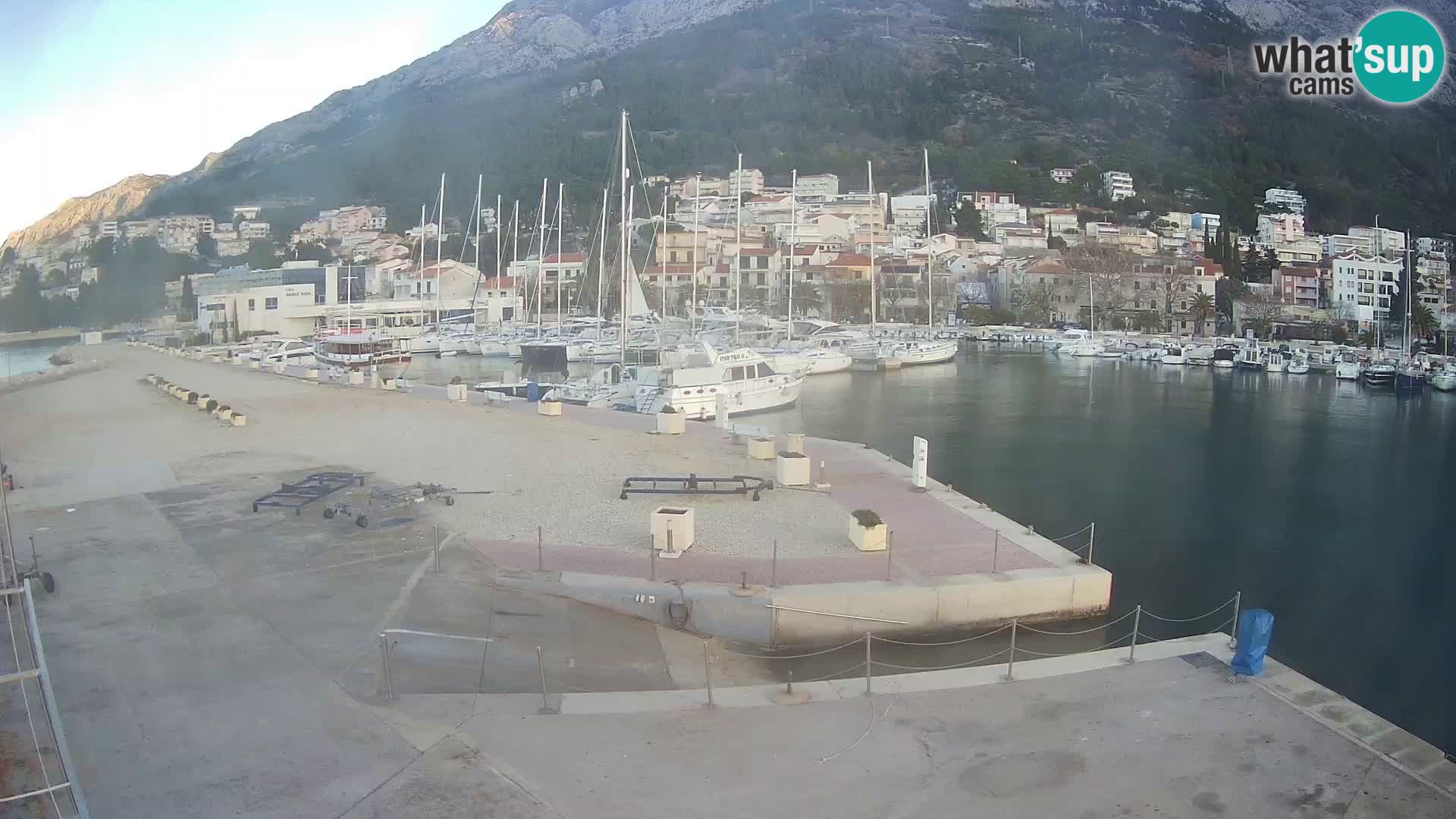 Vue du port de plaisance de la ville et la montagne Biokovo