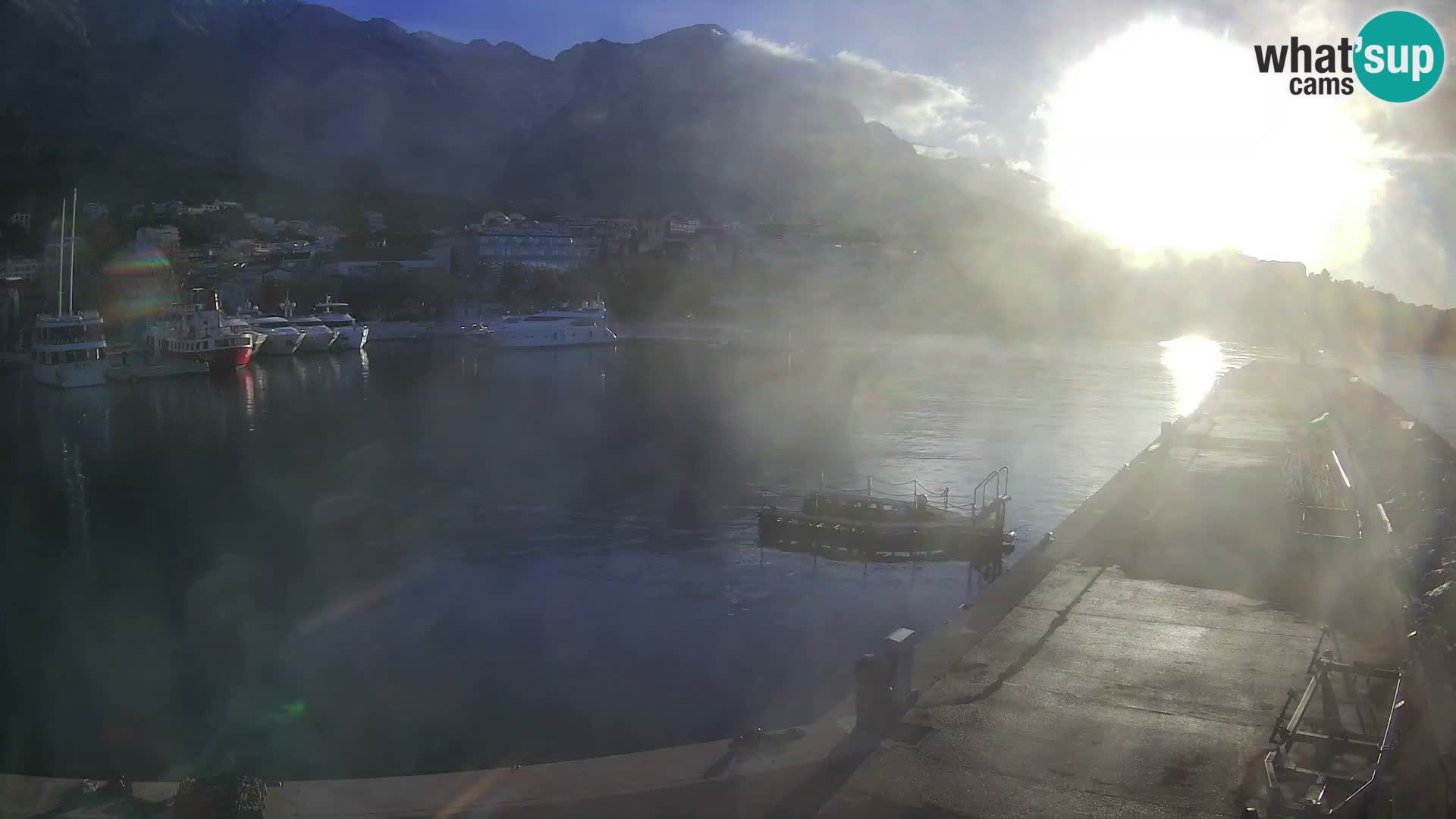 Vue du port de plaisance de la ville et la montagne Biokovo