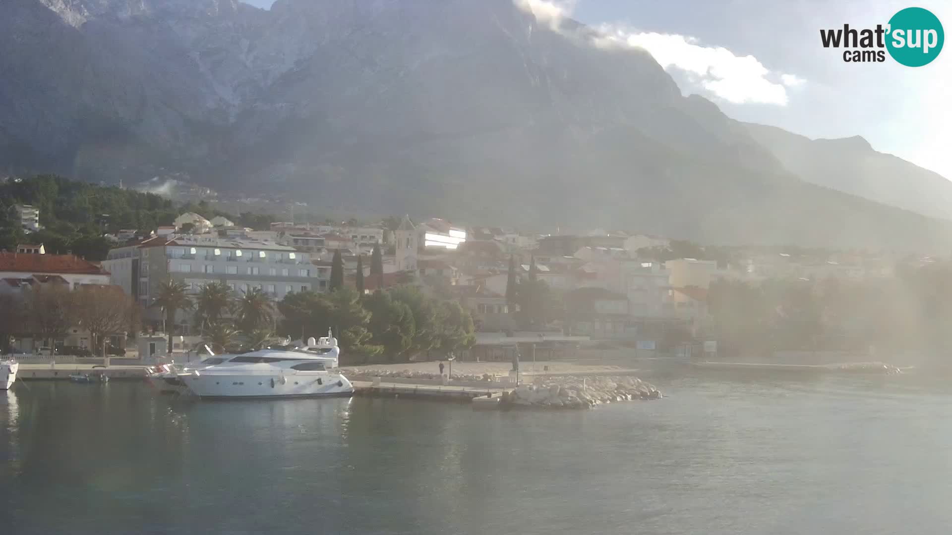 Webcam Basca Voda –  Vista desde el puerto deportivo de la ciudad y la montaña Biokovo