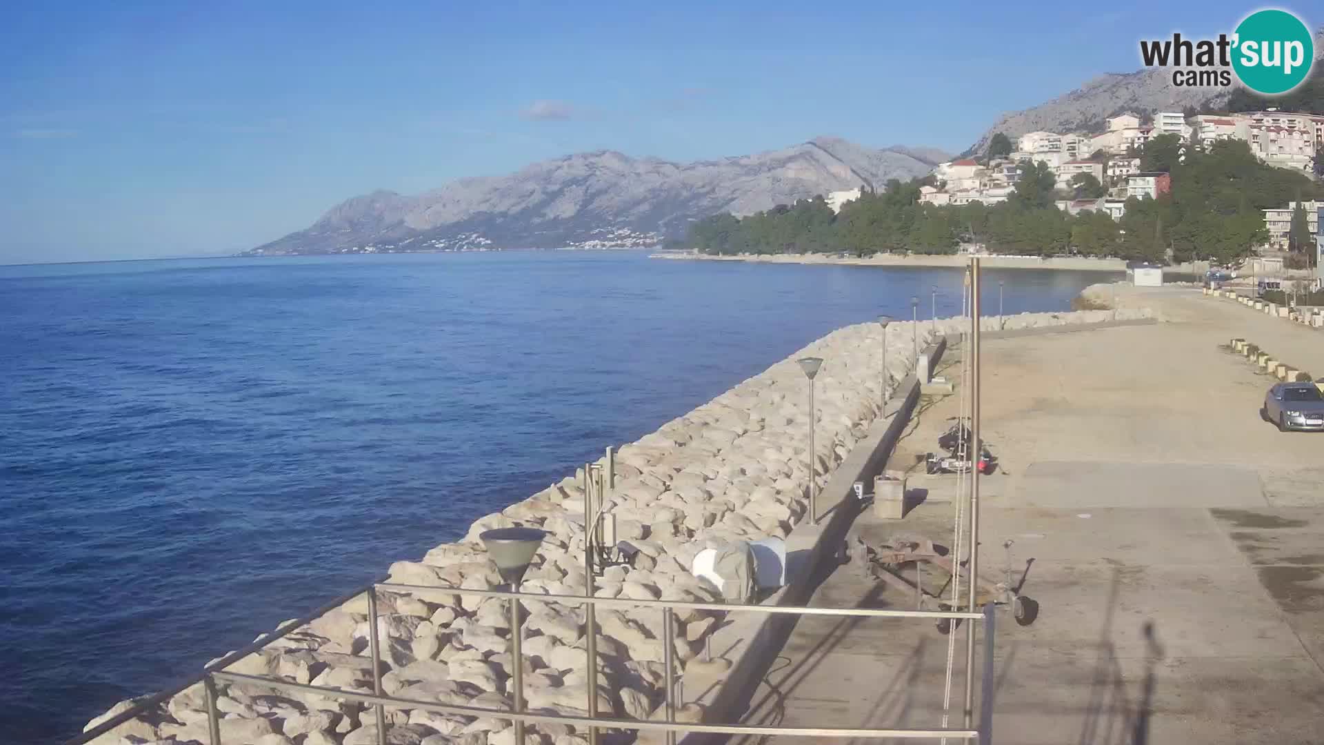 Vue du port de plaisance de la ville et la montagne Biokovo