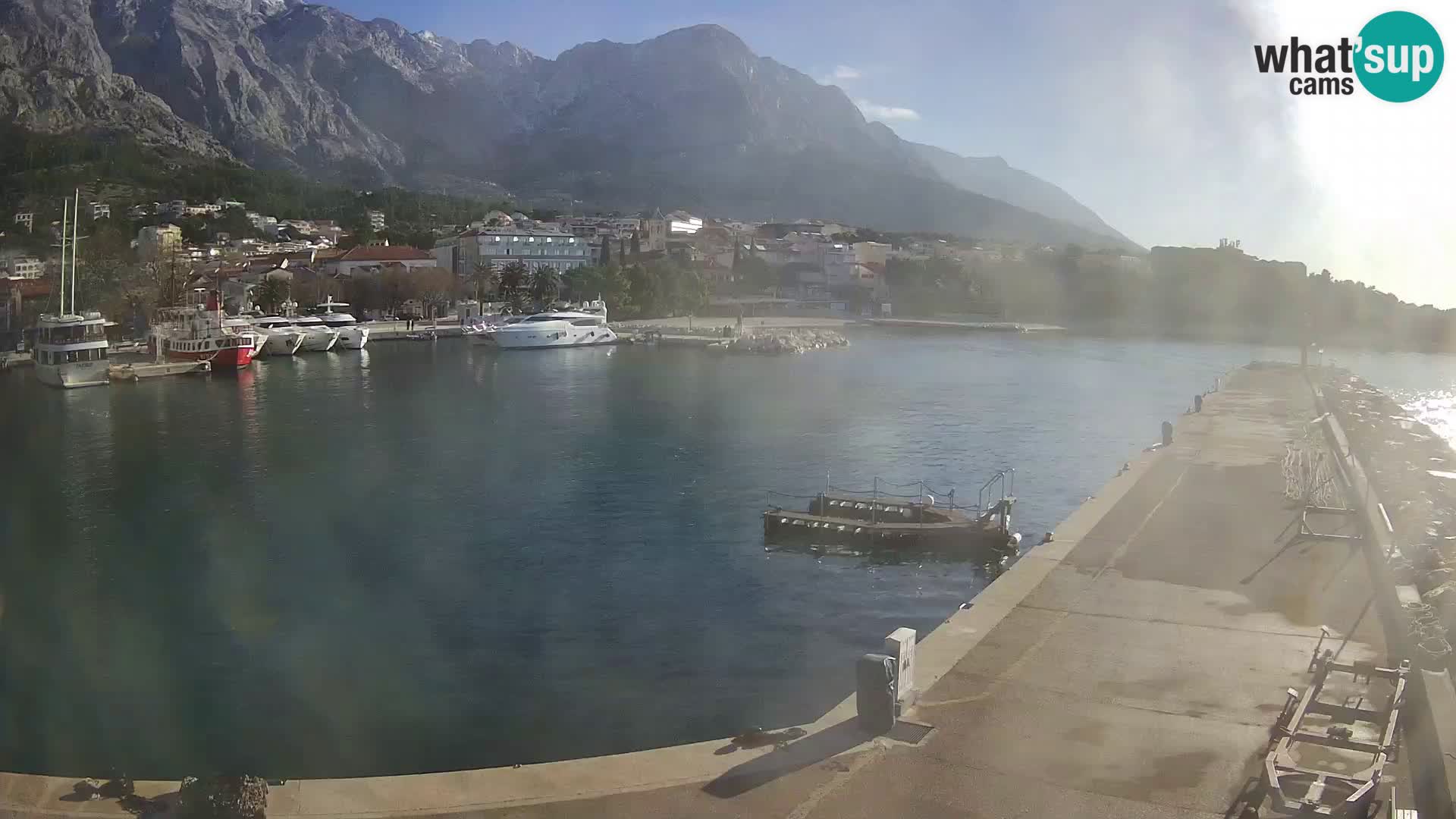 Webcam Basca Voda –  Vista desde el puerto deportivo de la ciudad y la montaña Biokovo