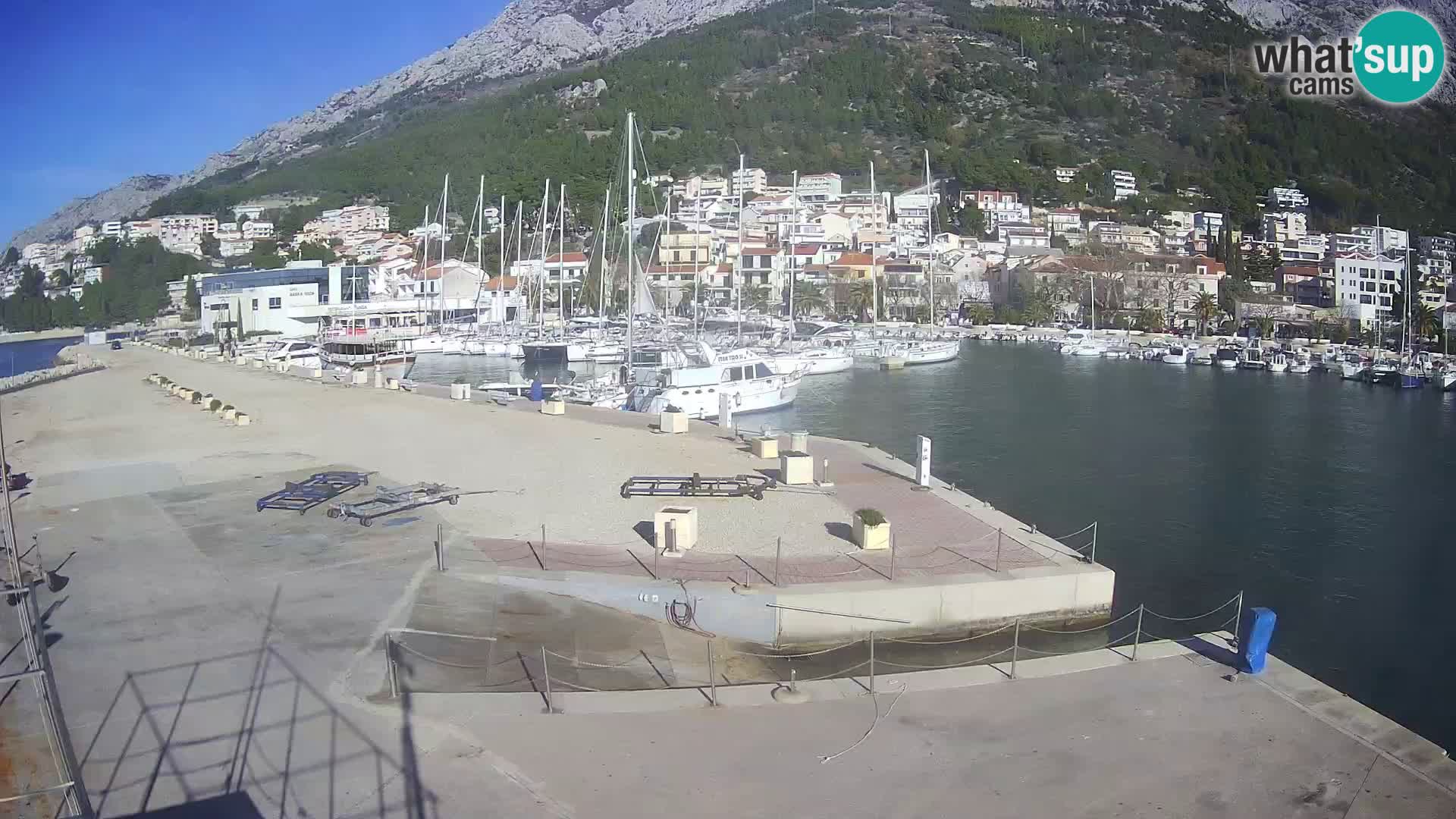 Webcam Basca Voda –  Vista desde el puerto deportivo de la ciudad y la montaña Biokovo