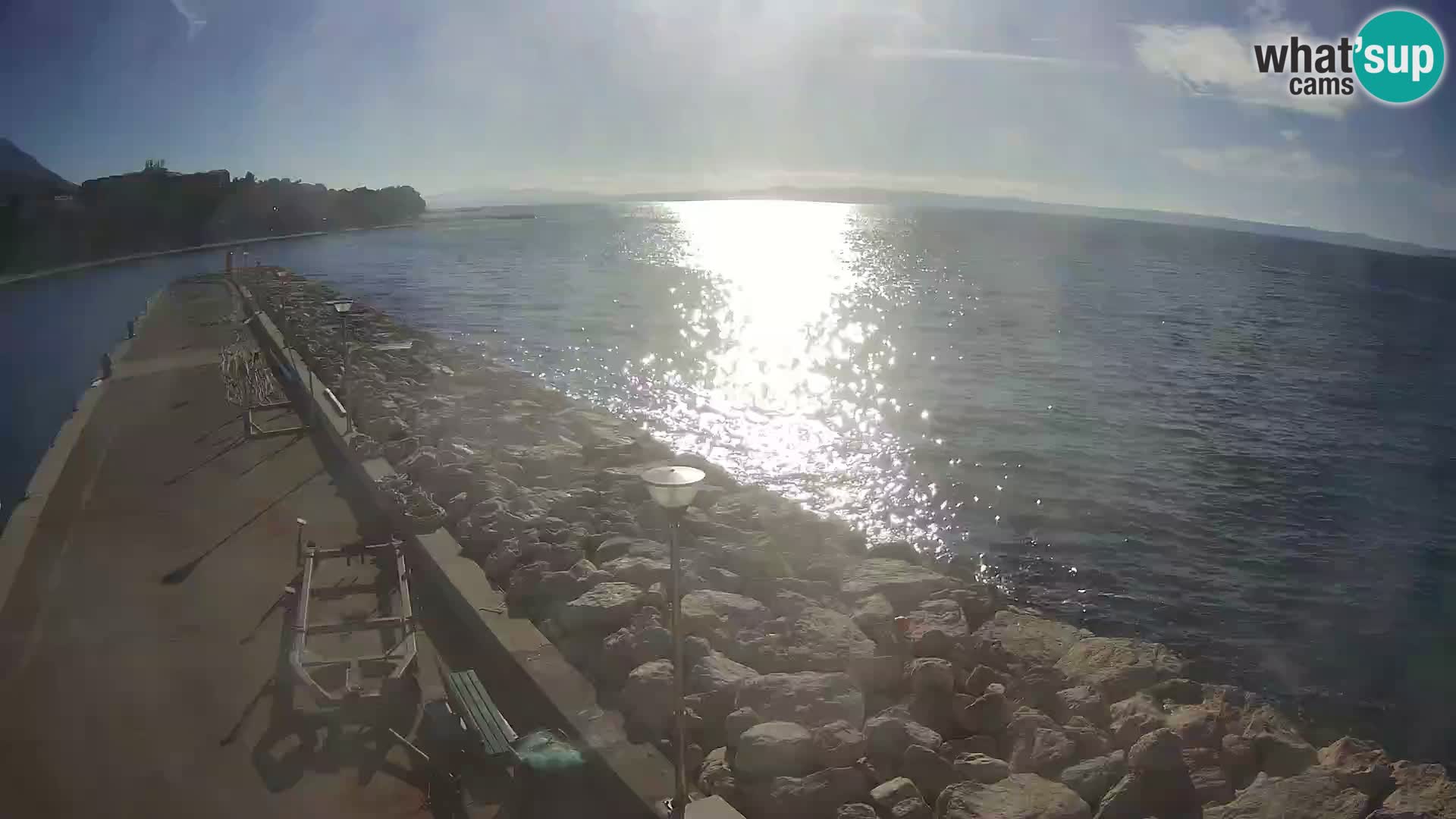 Vue du port de plaisance de la ville et la montagne Biokovo