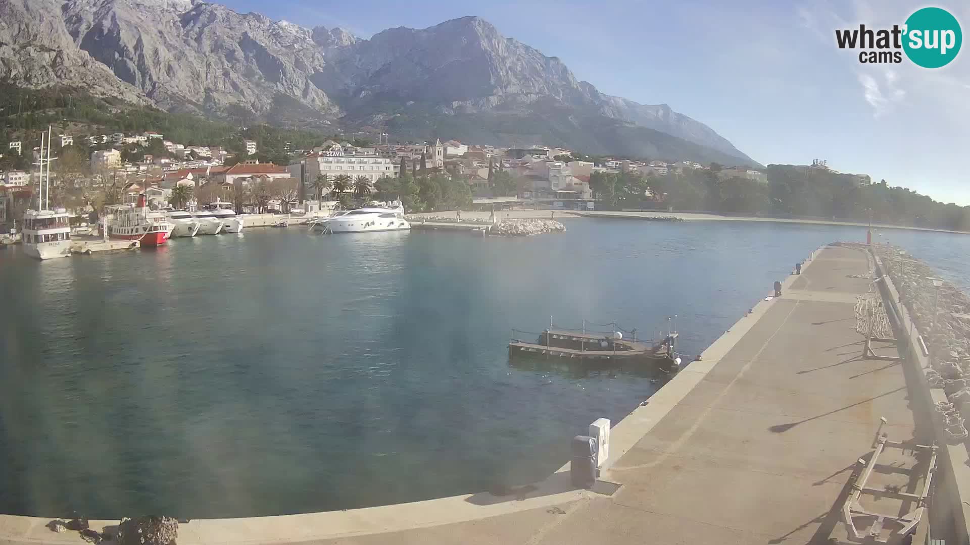 Vue du port de plaisance de la ville et la montagne Biokovo