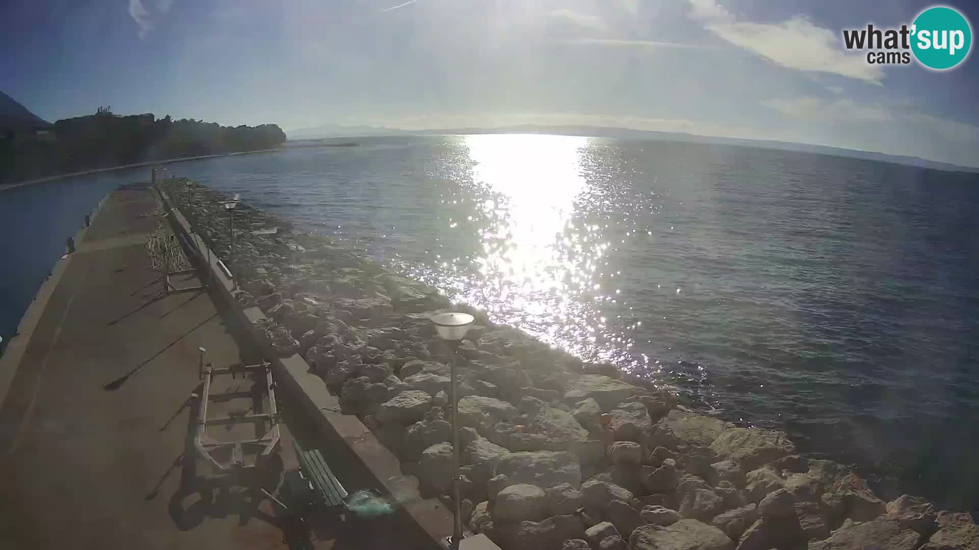 Vue du port de plaisance de la ville et la montagne Biokovo