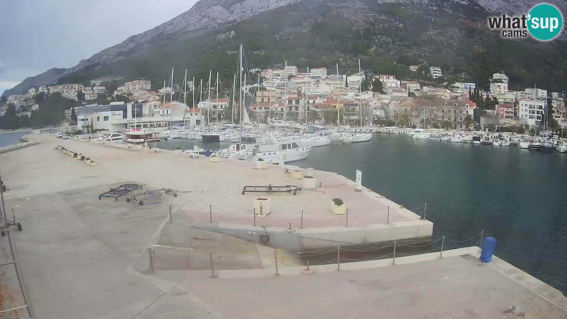 Webcam Basca Voda –  Vista desde el puerto deportivo de la ciudad y la montaña Biokovo