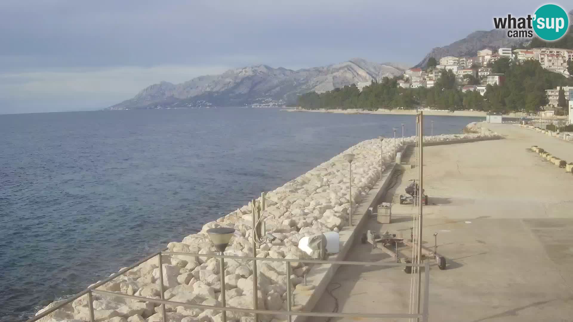 Vue du port de plaisance de la ville et la montagne Biokovo