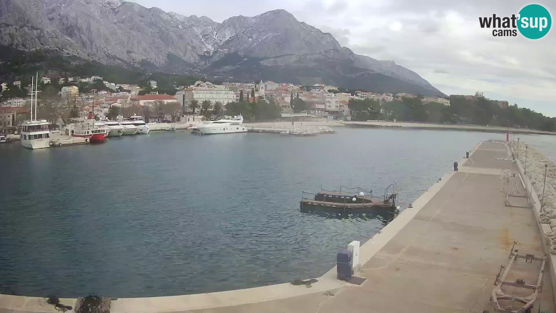 Webcam Basca Voda –  Vista desde el puerto deportivo de la ciudad y la montaña Biokovo