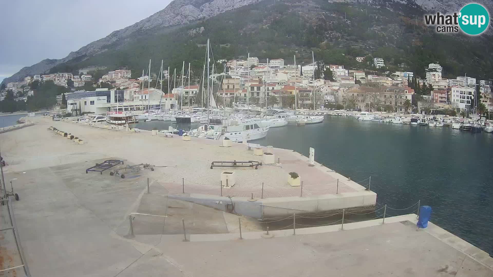 Vue du port de plaisance de la ville et la montagne Biokovo