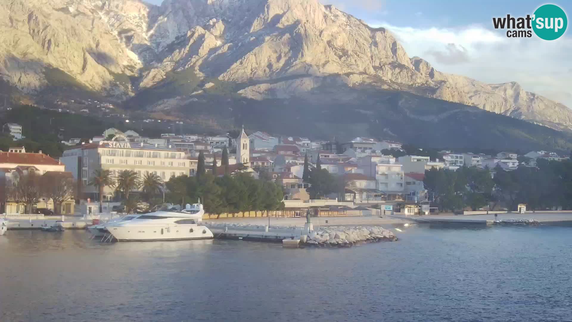 Webcam Basca Voda –  Vista desde el puerto deportivo de la ciudad y la montaña Biokovo