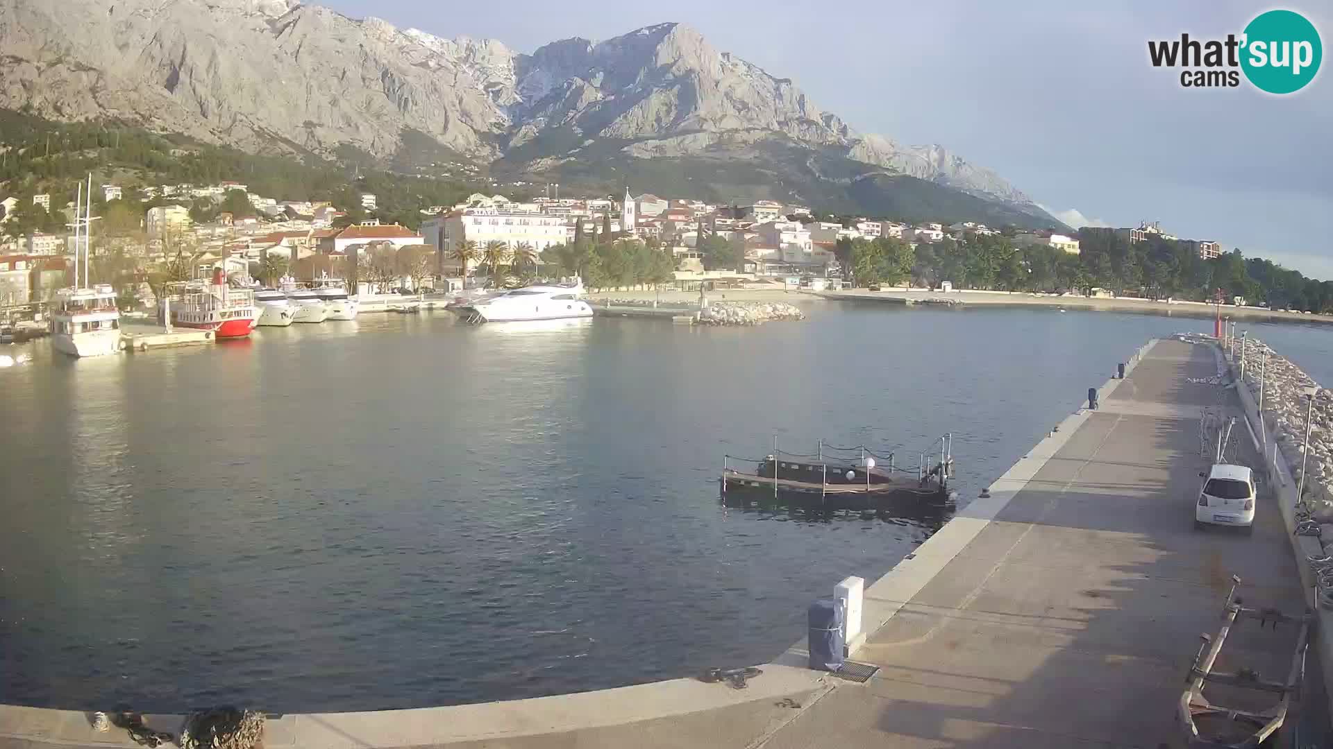 Webcam Basca Voda –  Vista desde el puerto deportivo de la ciudad y la montaña Biokovo