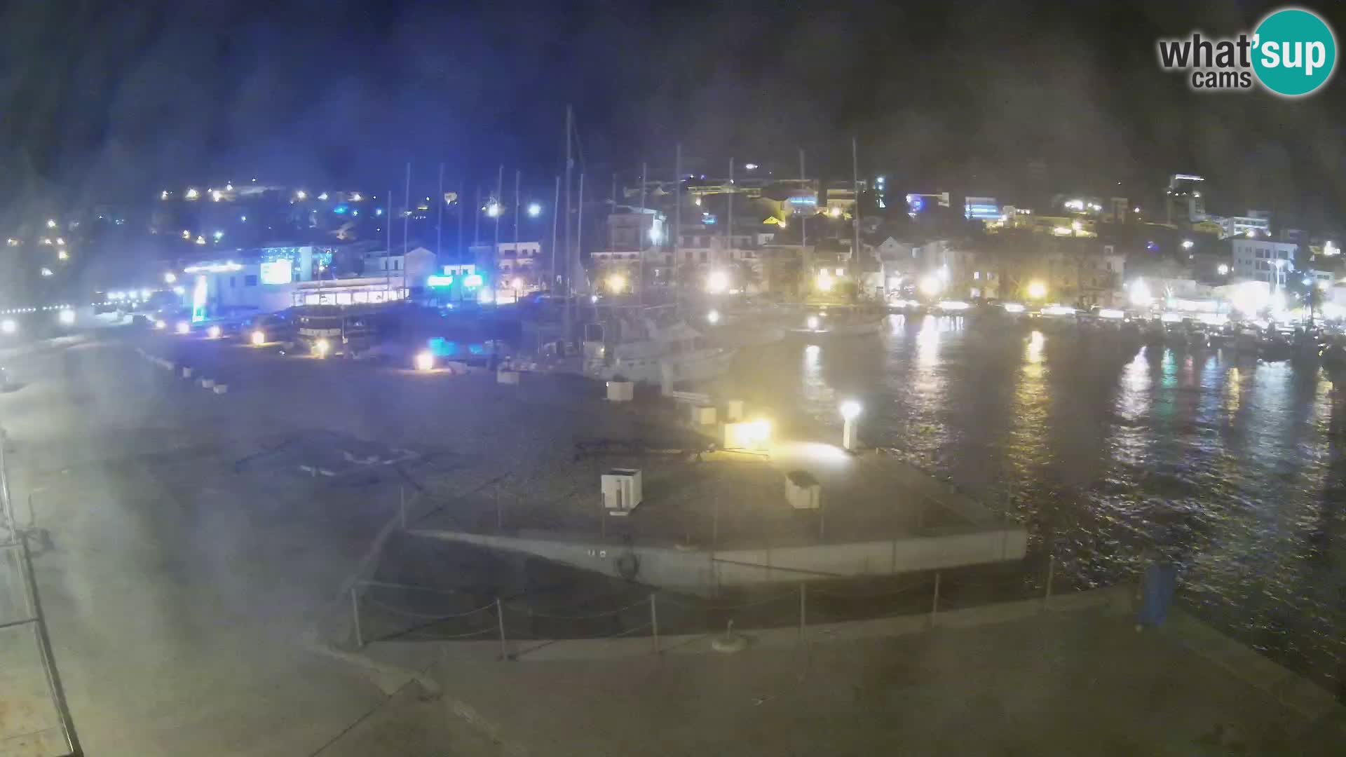 Vue du port de plaisance de la ville et la montagne Biokovo