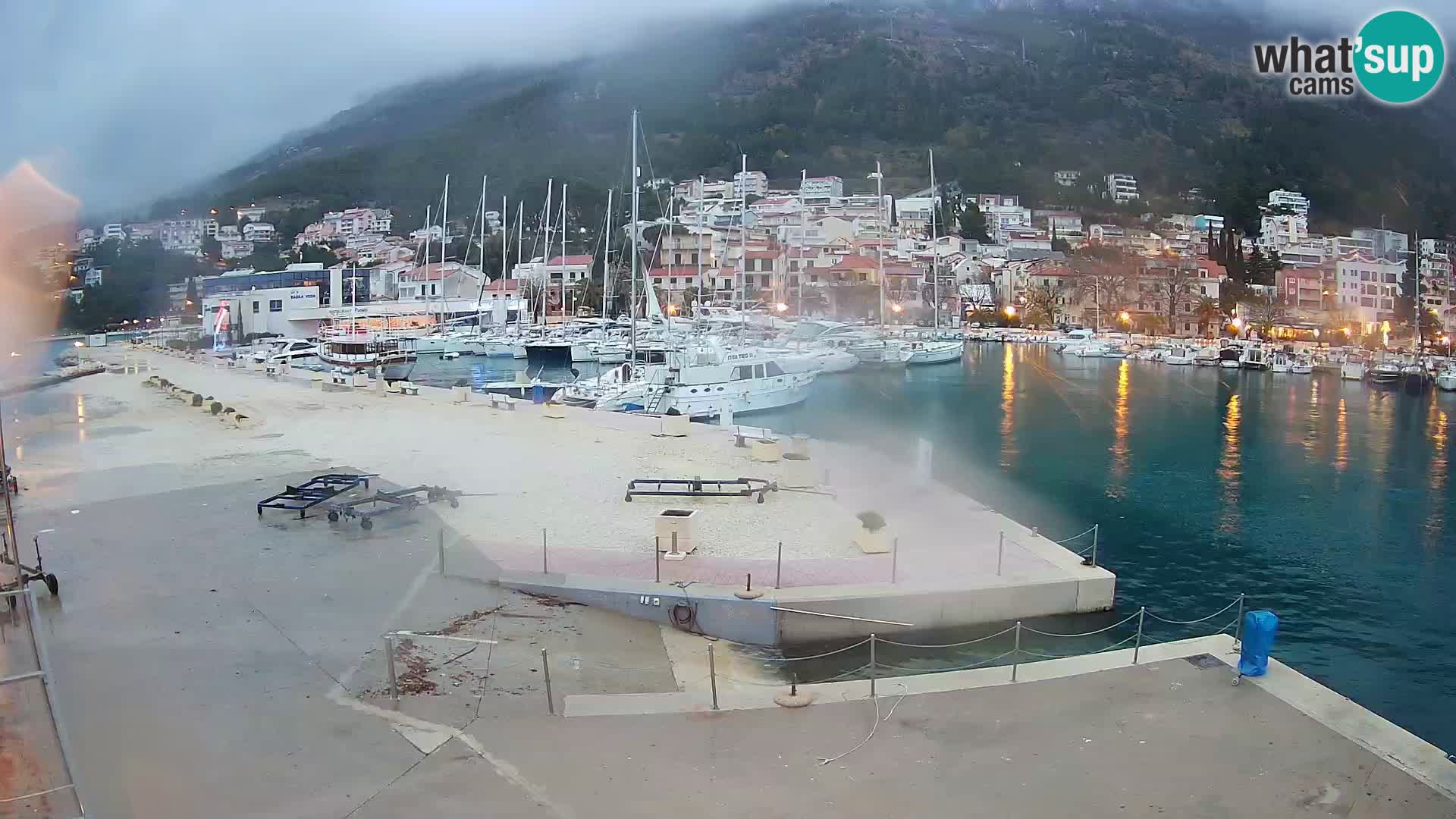 Webcam Basca Voda –  Vista desde el puerto deportivo de la ciudad y la montaña Biokovo