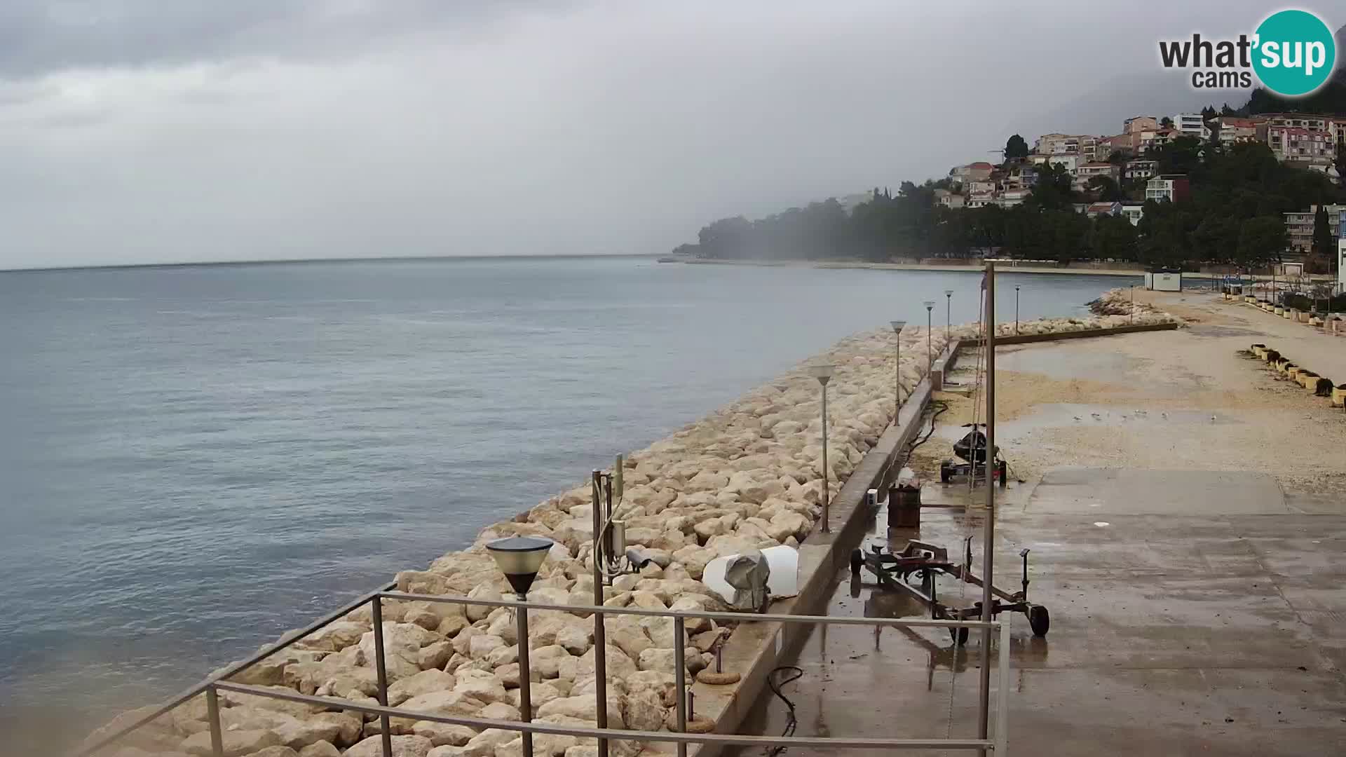 Vue du port de plaisance de la ville et la montagne Biokovo