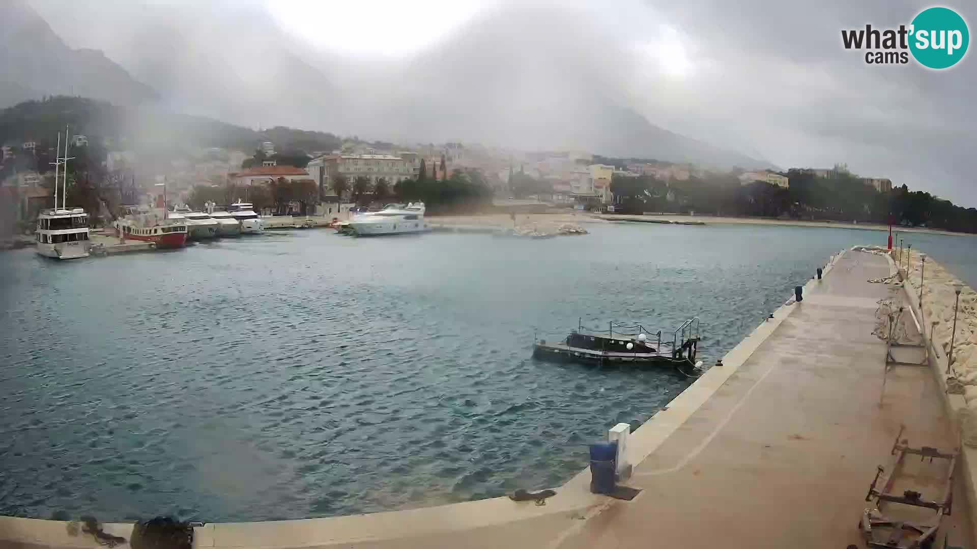 Vue du port de plaisance de la ville et la montagne Biokovo