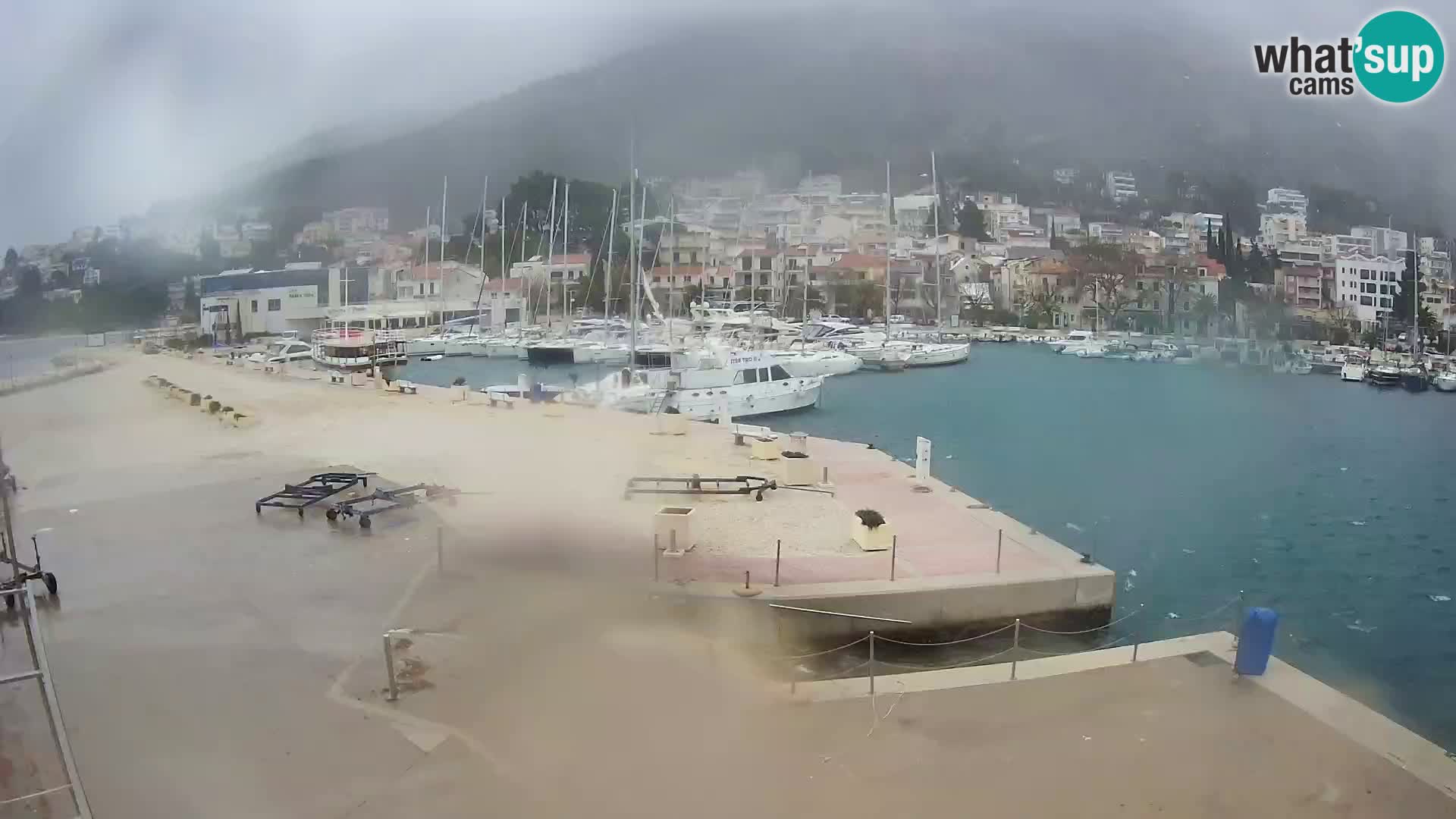 Vue du port de plaisance de la ville et la montagne Biokovo