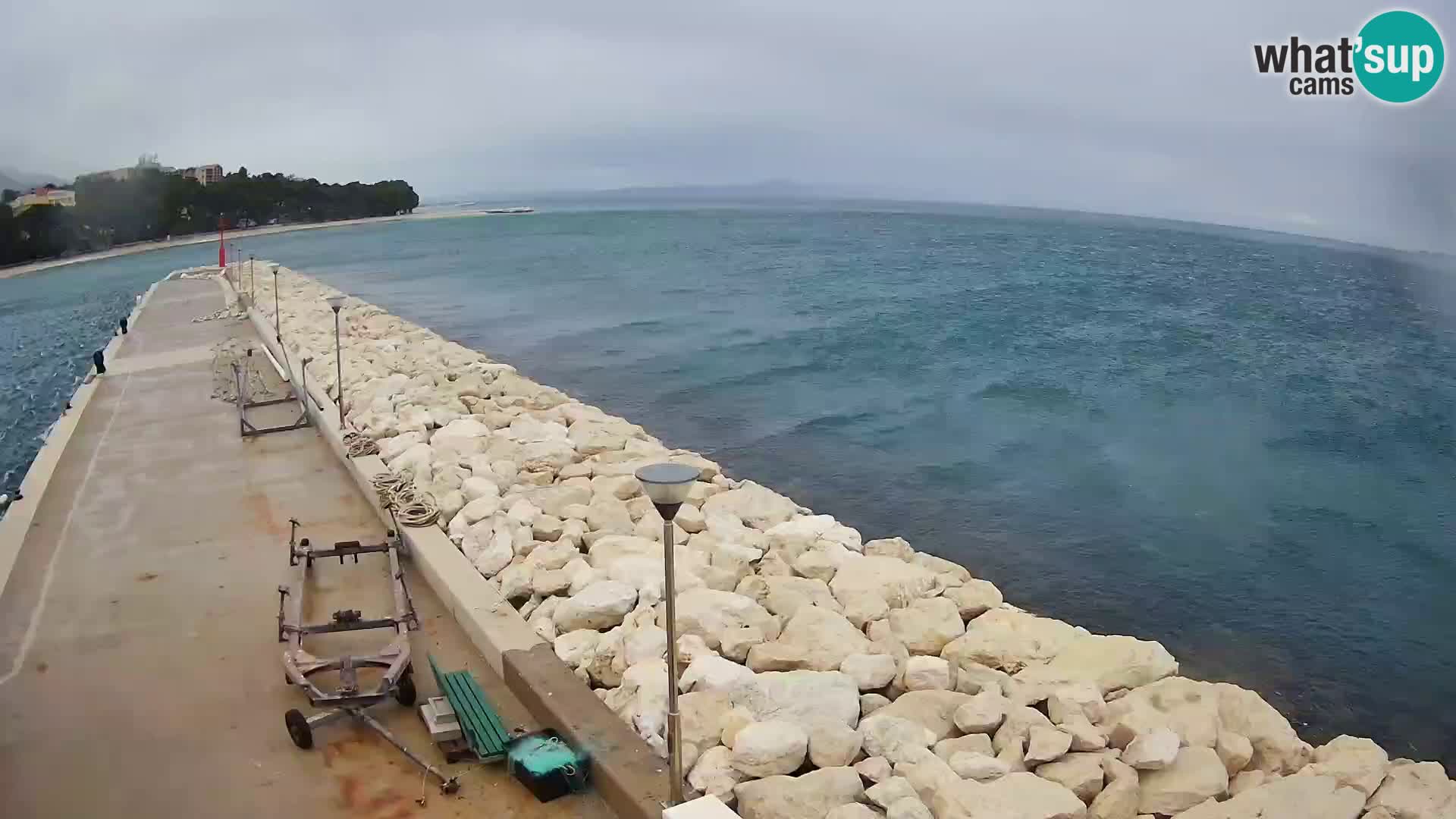 Vue du port de plaisance de la ville et la montagne Biokovo