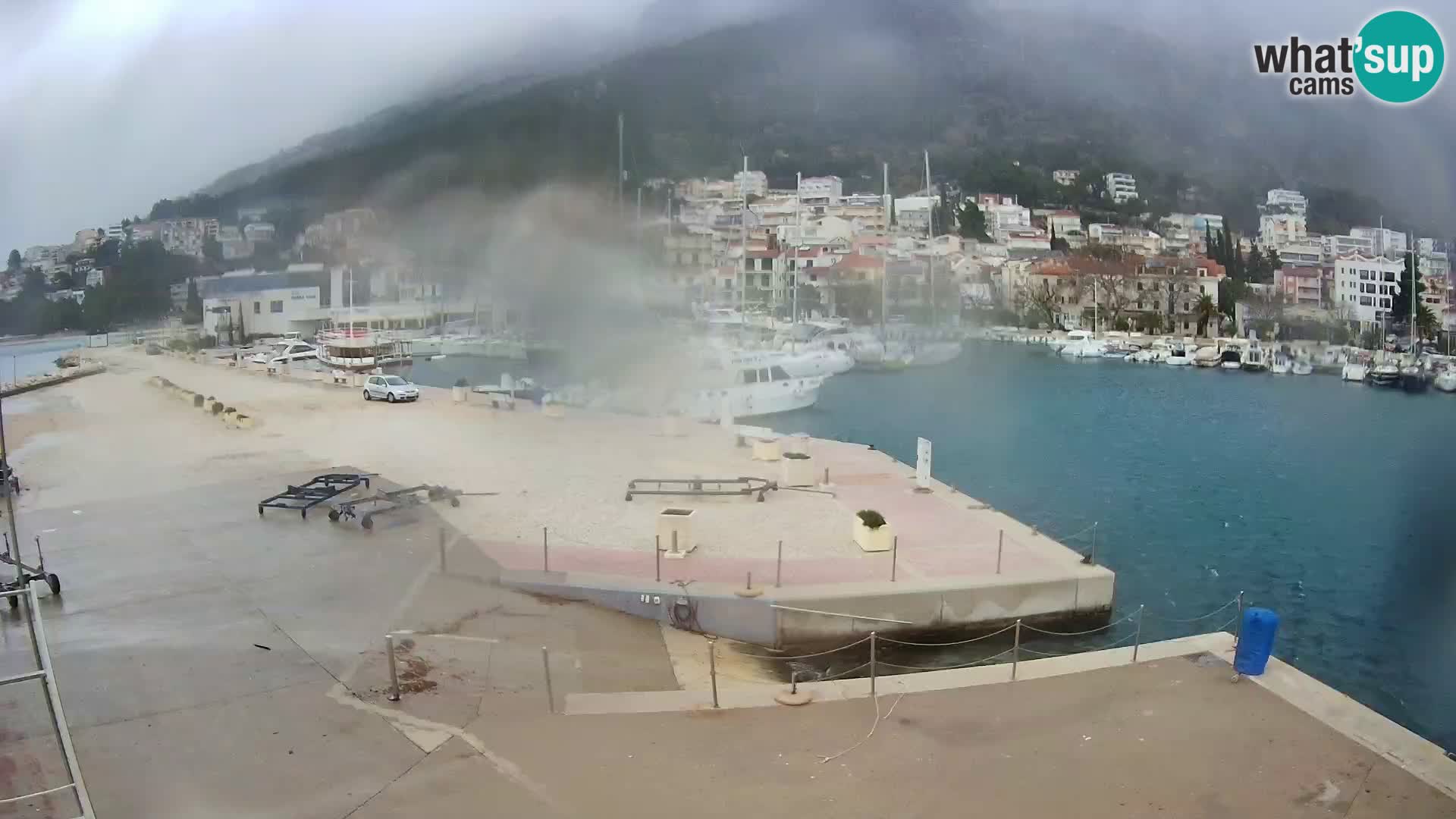 Vue du port de plaisance de la ville et la montagne Biokovo