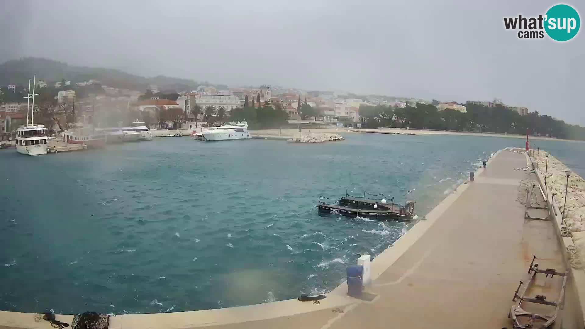 Vue du port de plaisance de la ville et la montagne Biokovo