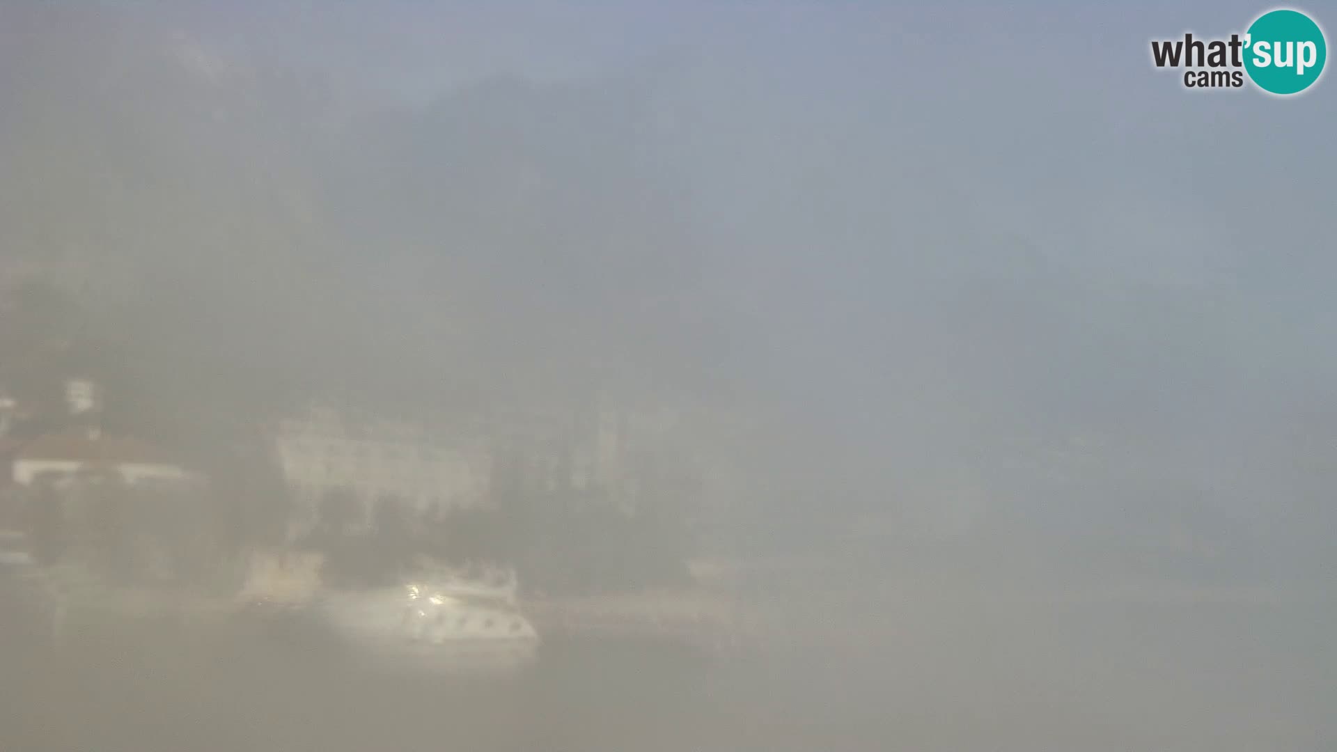 Vue du port de plaisance de la ville et la montagne Biokovo