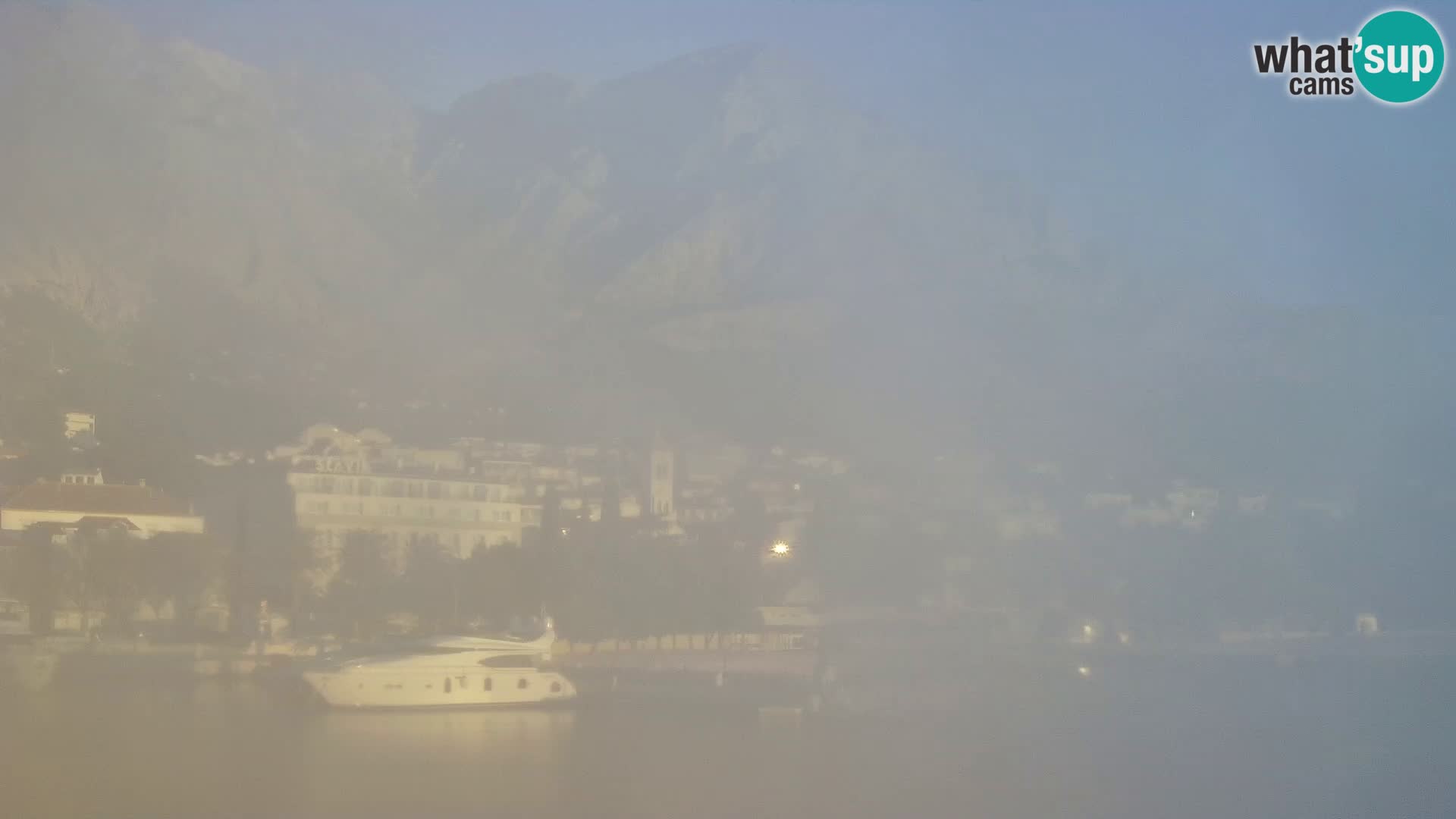 Webcam Basca Voda –  Vista desde el puerto deportivo de la ciudad y la montaña Biokovo