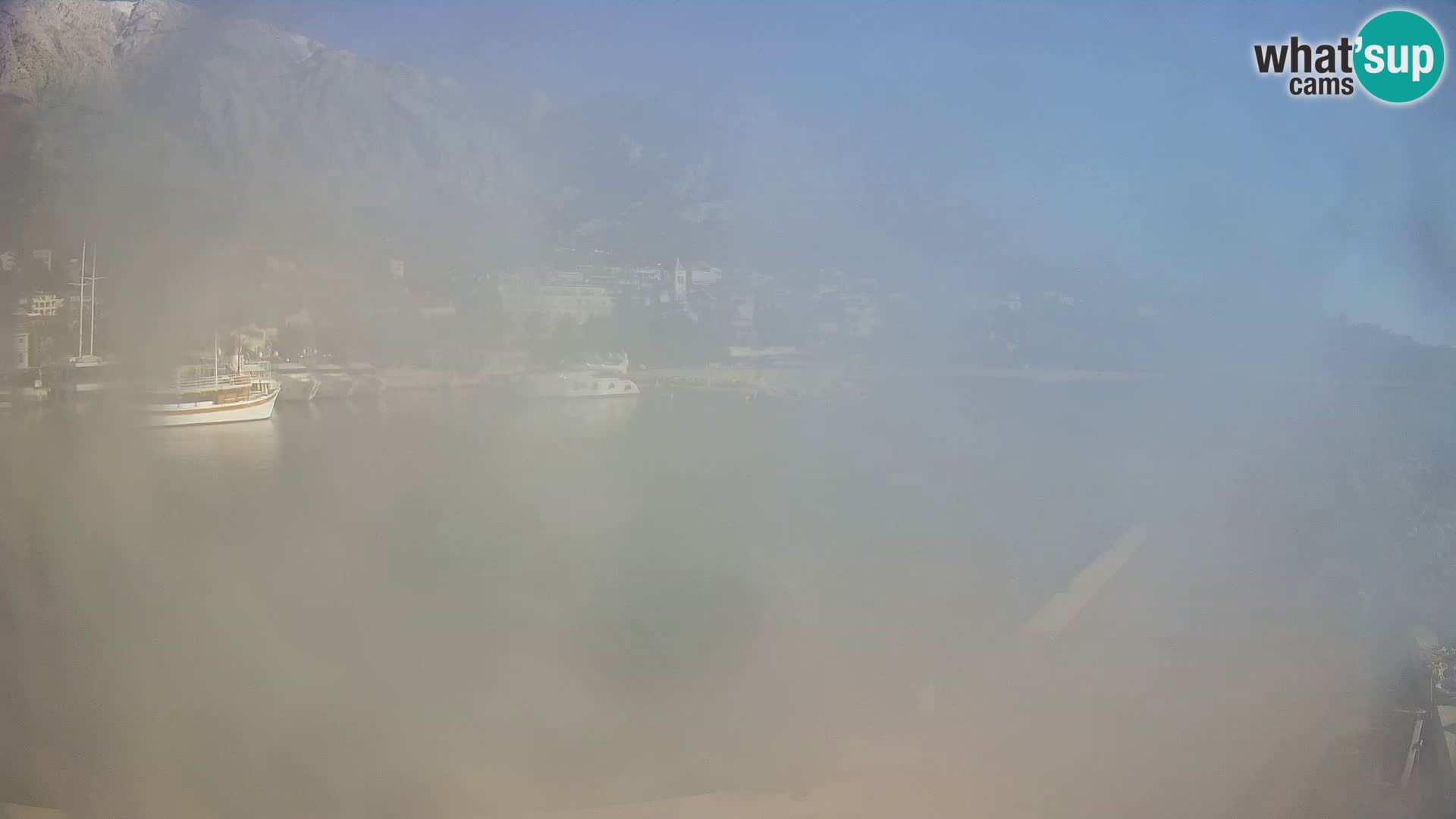 Vue du port de plaisance de la ville et la montagne Biokovo