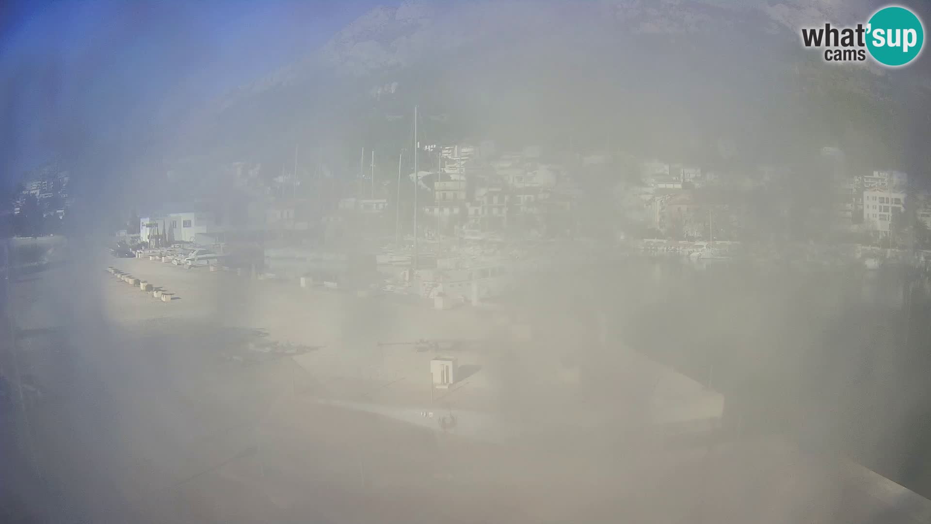 Vue du port de plaisance de la ville et la montagne Biokovo