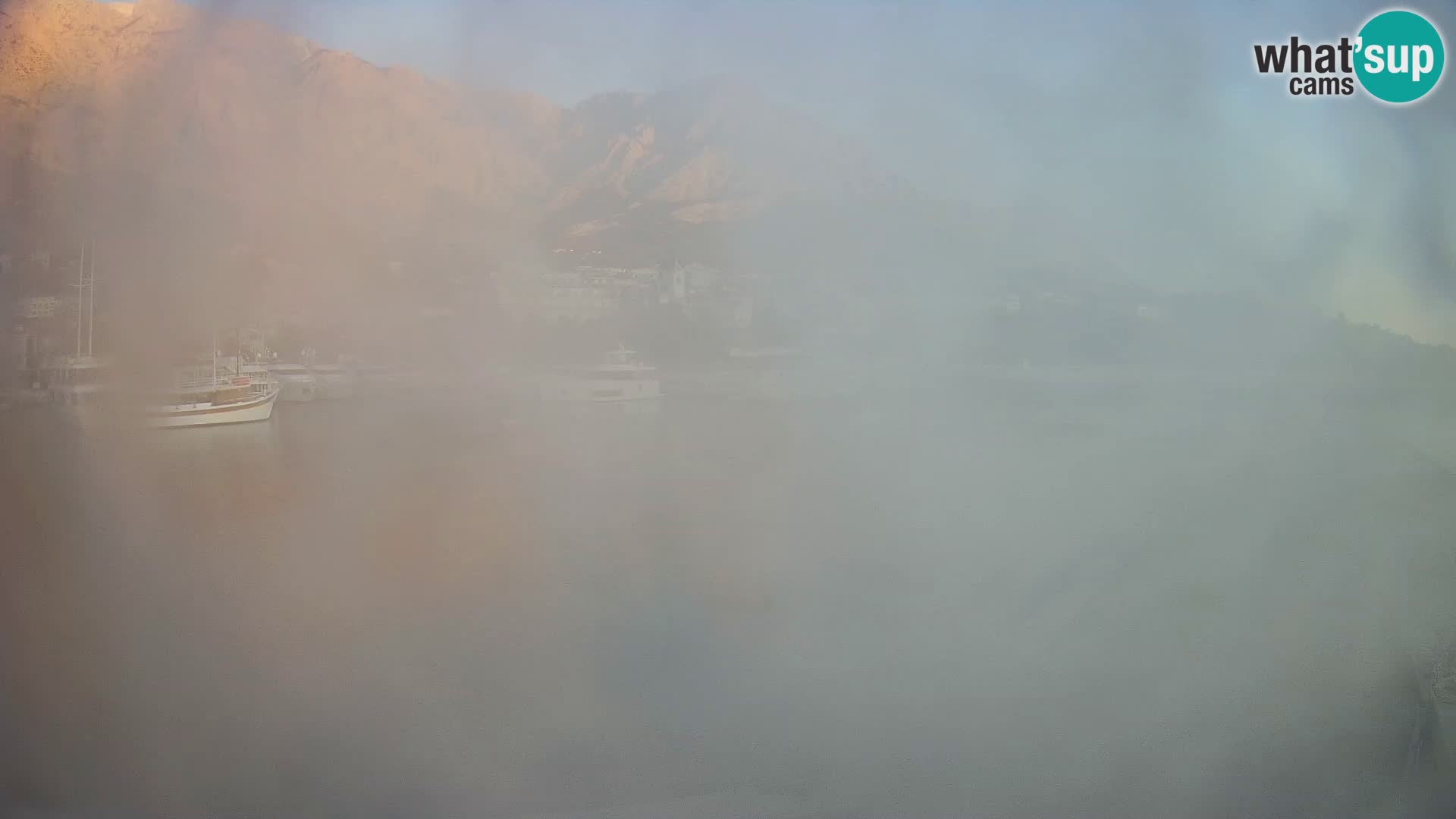 Webcam Basca Voda –  Vista desde el puerto deportivo de la ciudad y la montaña Biokovo