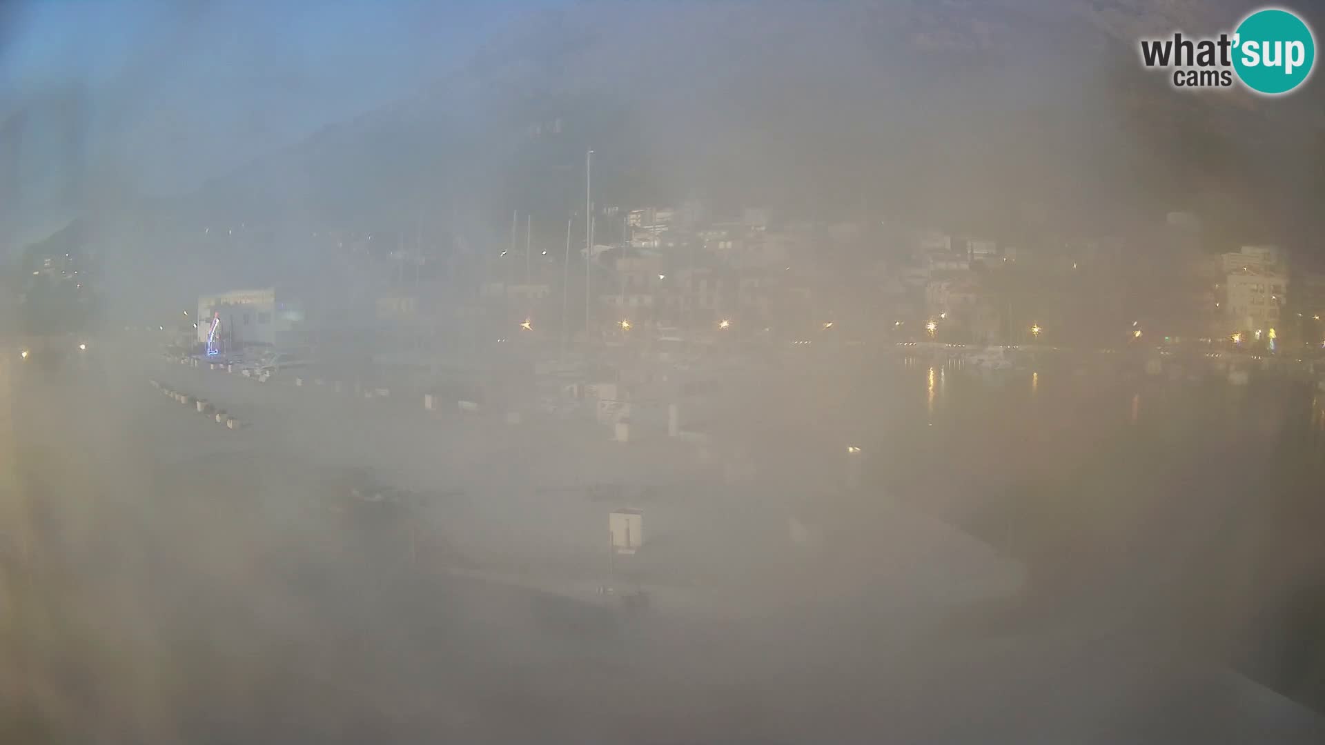 Vue du port de plaisance de la ville et la montagne Biokovo