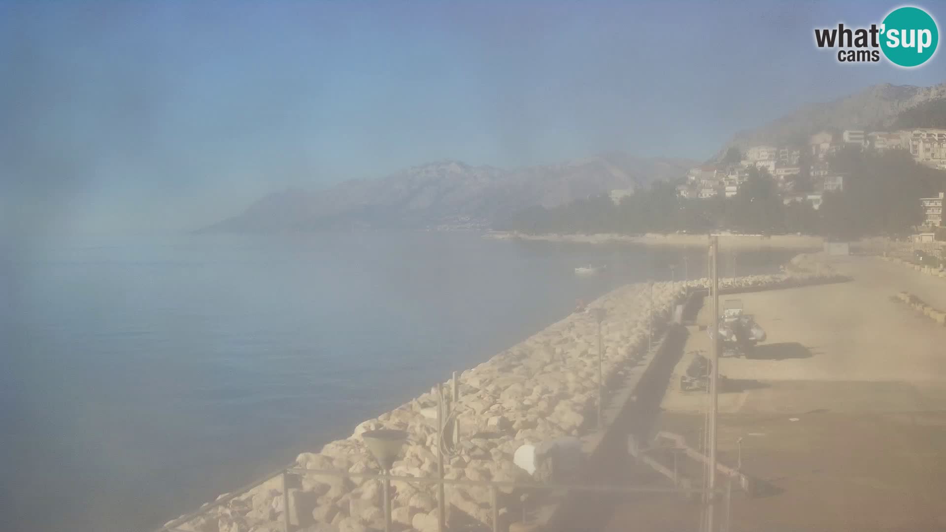 Vue du port de plaisance de la ville et la montagne Biokovo