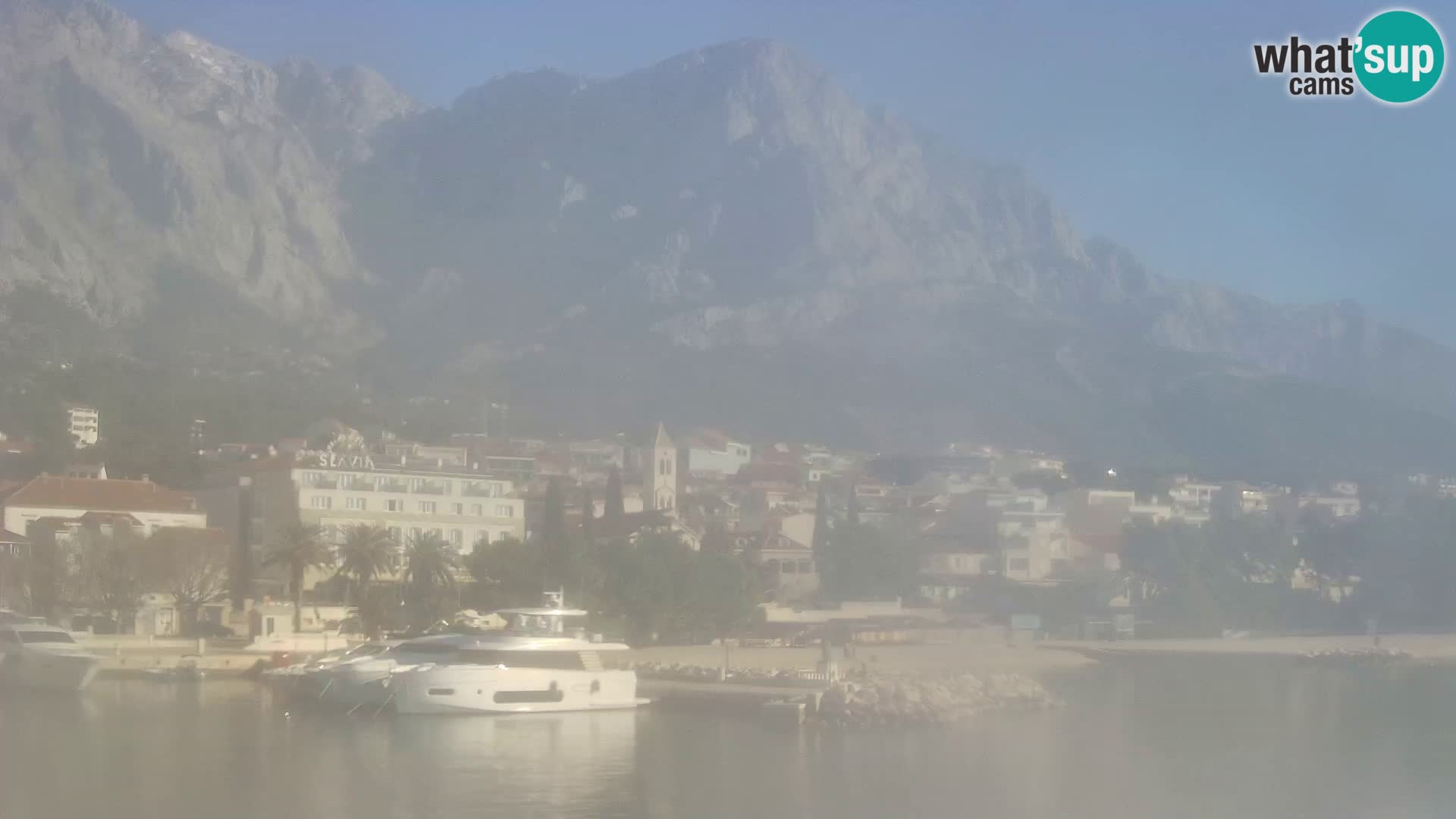 Vue du port de plaisance de la ville et la montagne Biokovo