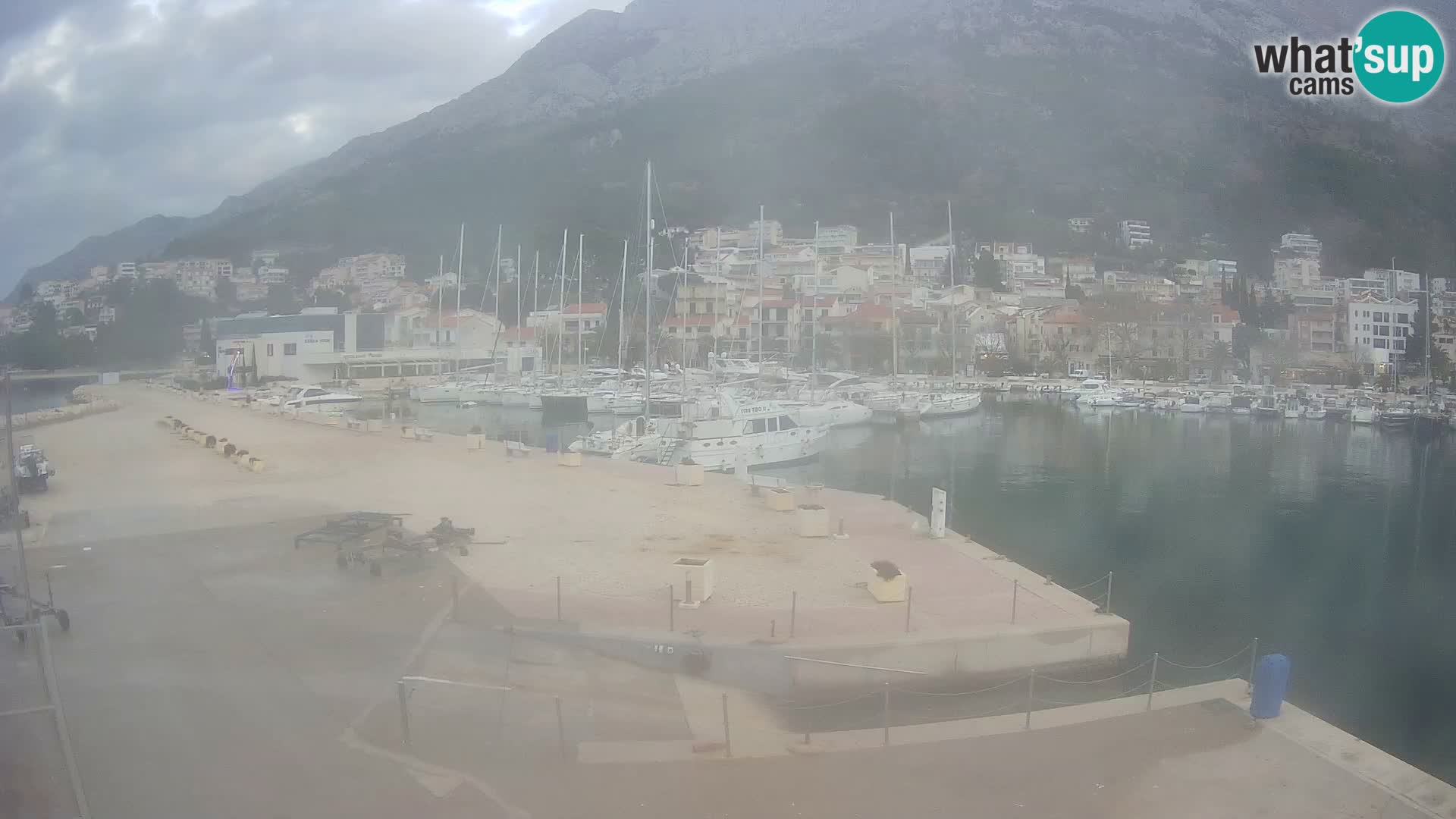 Vue du port de plaisance de la ville et la montagne Biokovo