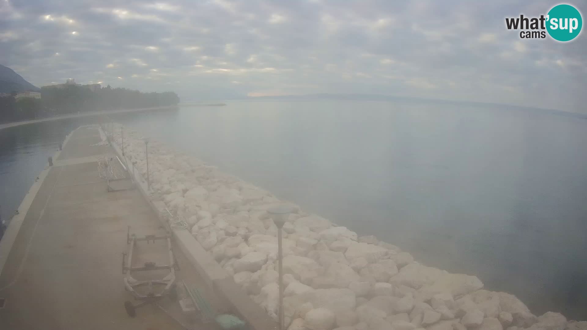 Vue du port de plaisance de la ville et la montagne Biokovo