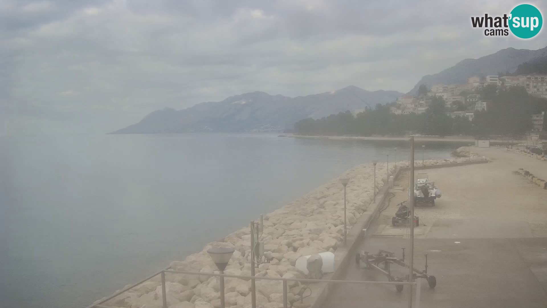 Vue du port de plaisance de la ville et la montagne Biokovo